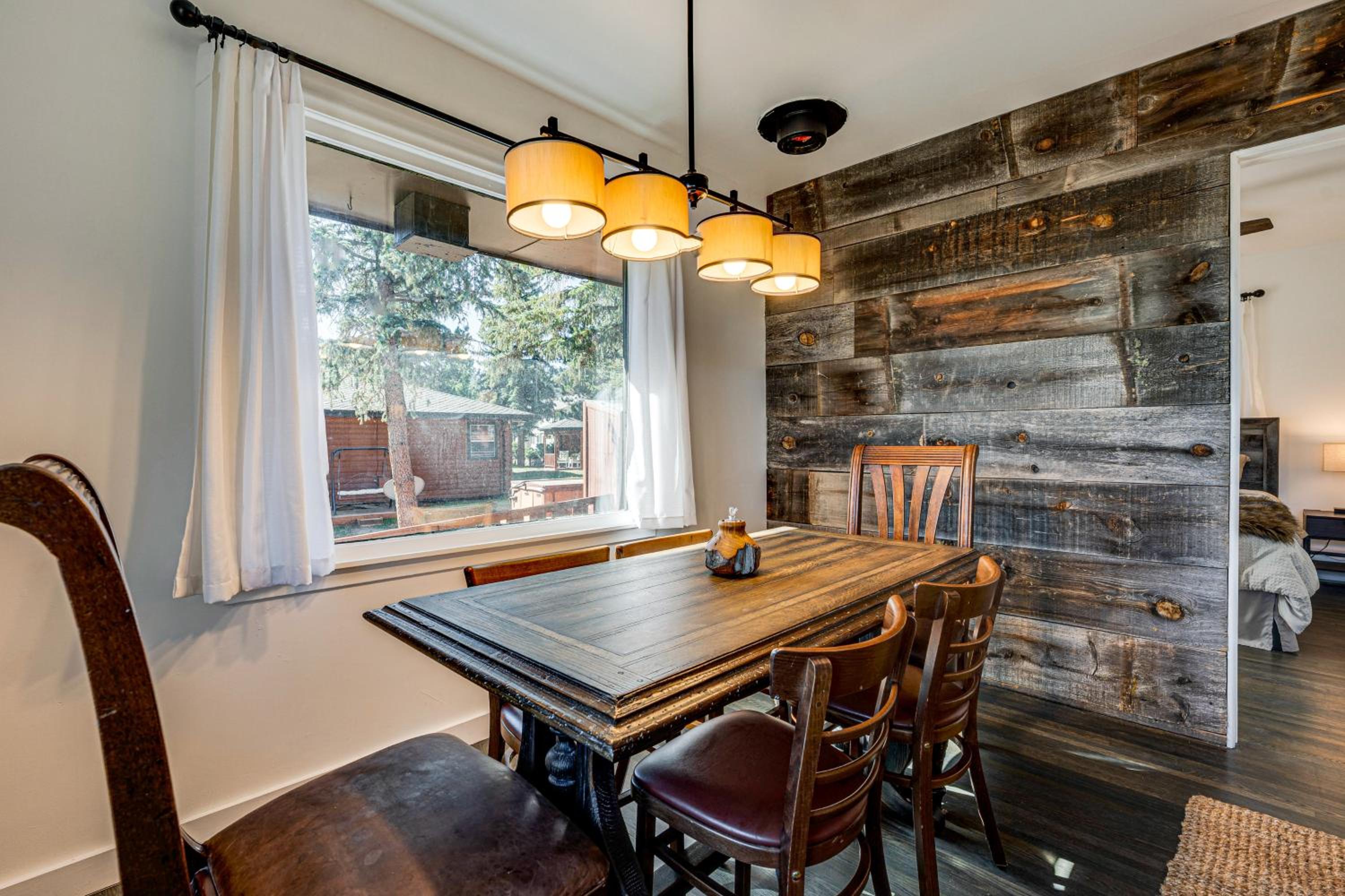 Mtn-View Retreat with Deck and Hot Tub in Estes Park!