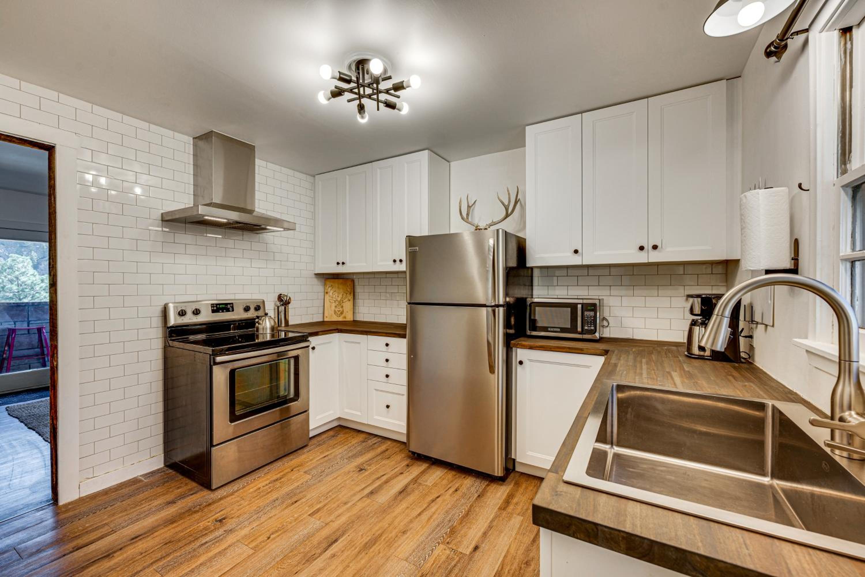 Mtn-View Retreat with Deck and Hot Tub in Estes Park!