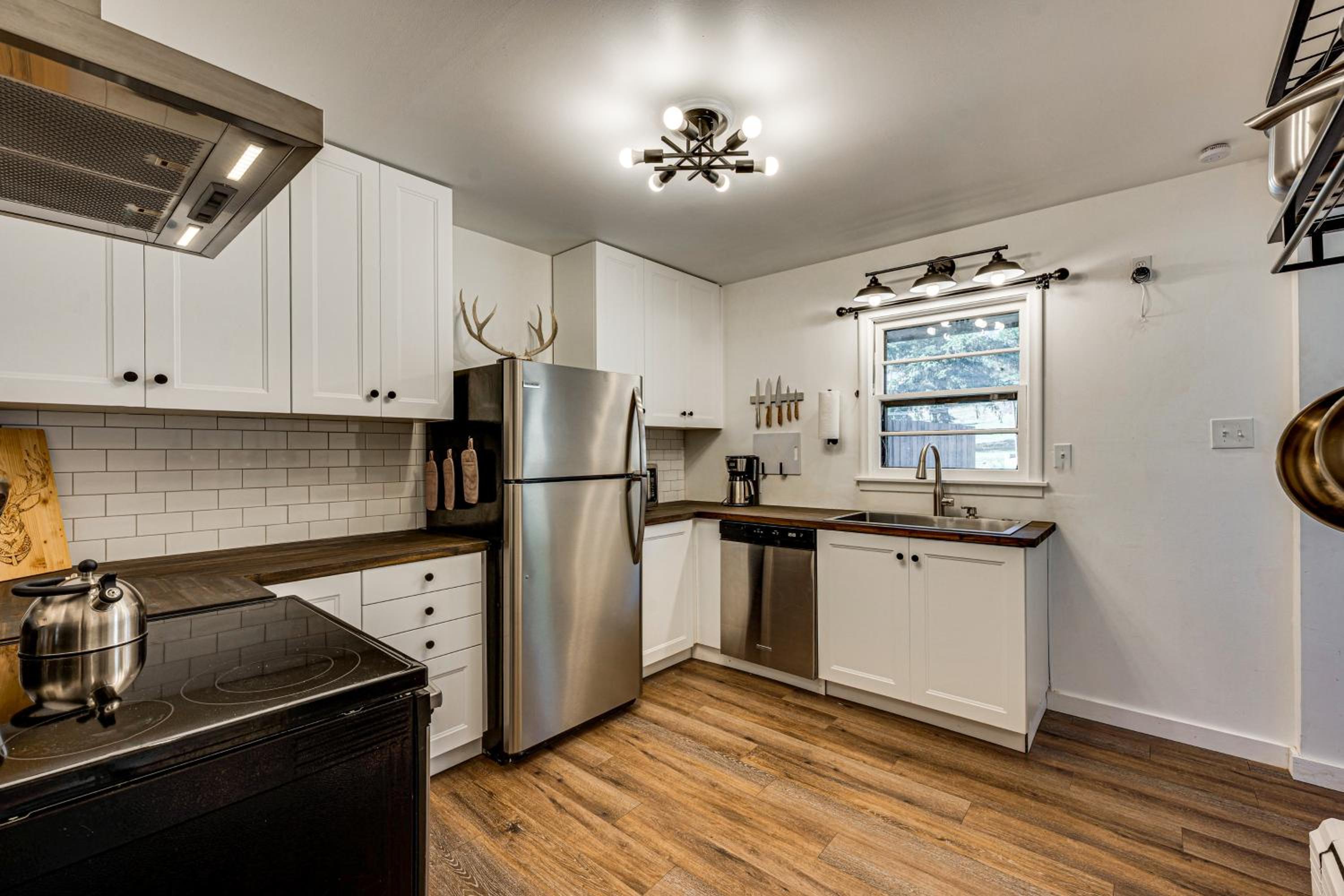 Mtn-View Retreat with Deck and Hot Tub in Estes Park!