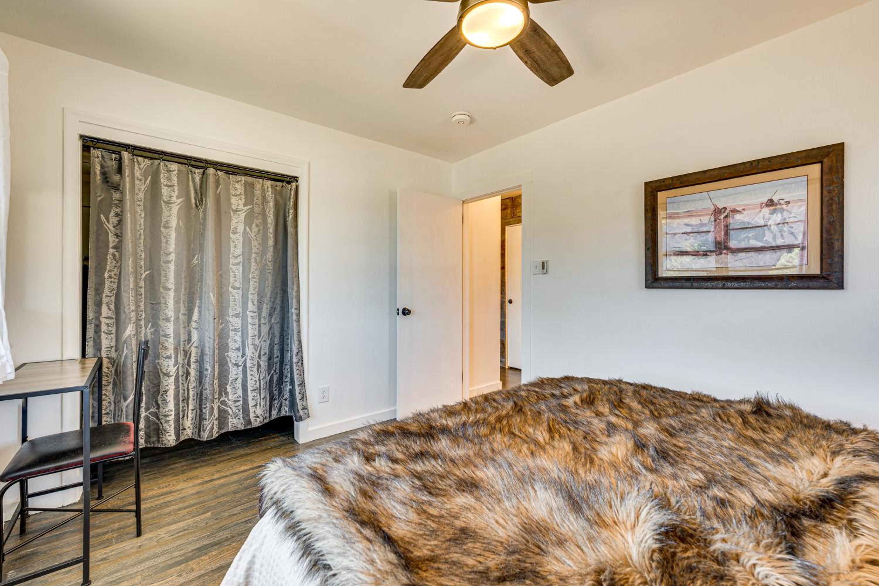 Mtn-View Retreat with Deck and Hot Tub in Estes Park!