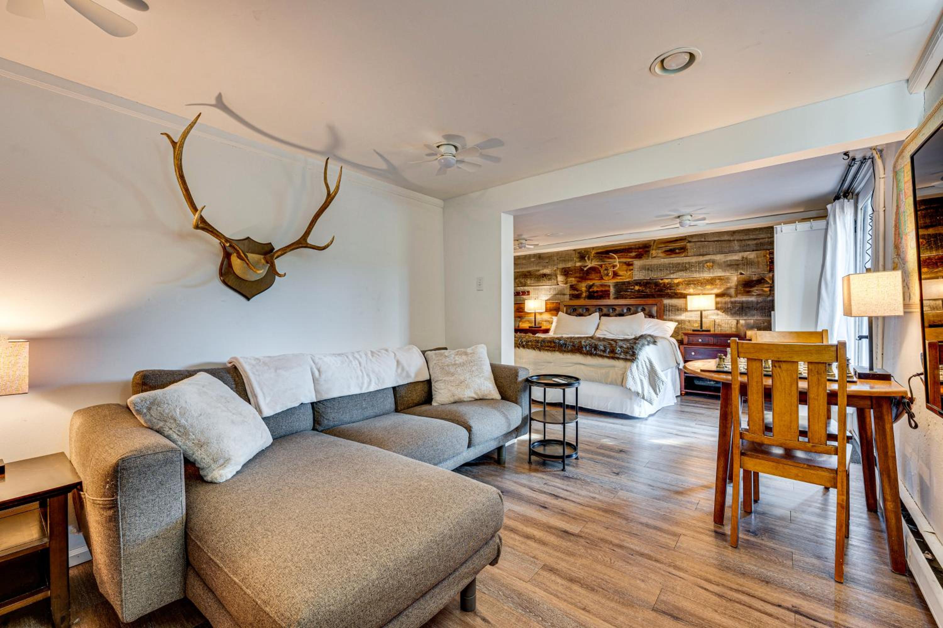 Mtn-View Retreat with Deck and Hot Tub in Estes Park!