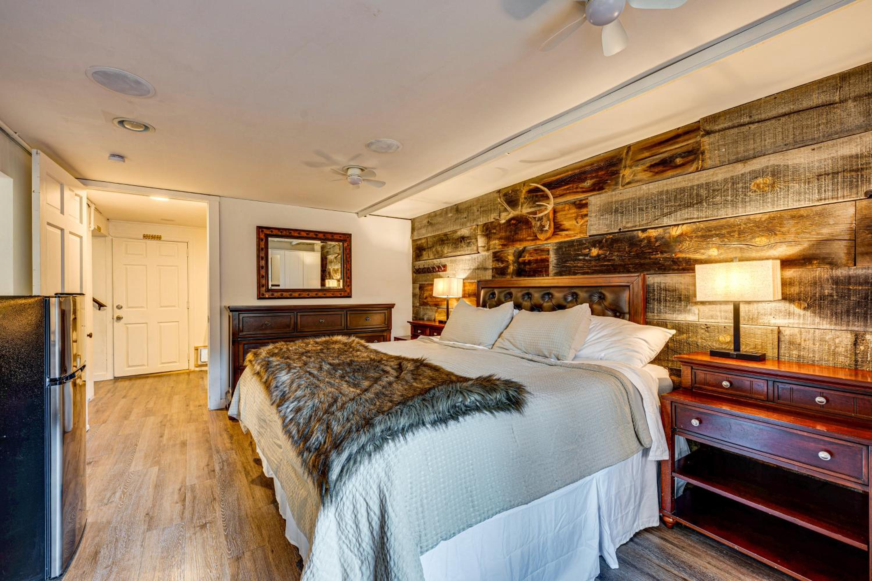 Mtn-View Retreat with Deck and Hot Tub in Estes Park!