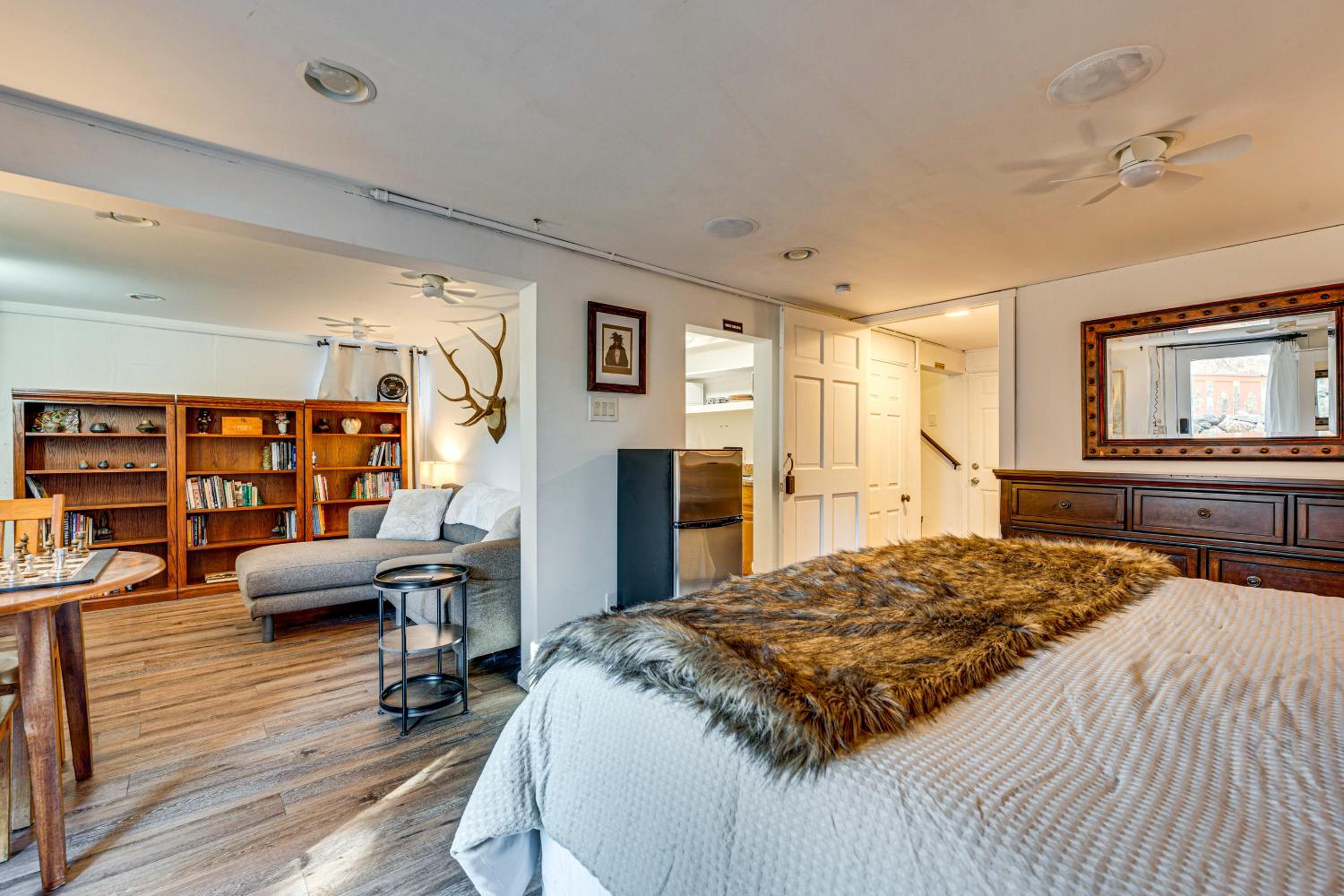 Mtn-View Retreat with Deck and Hot Tub in Estes Park!