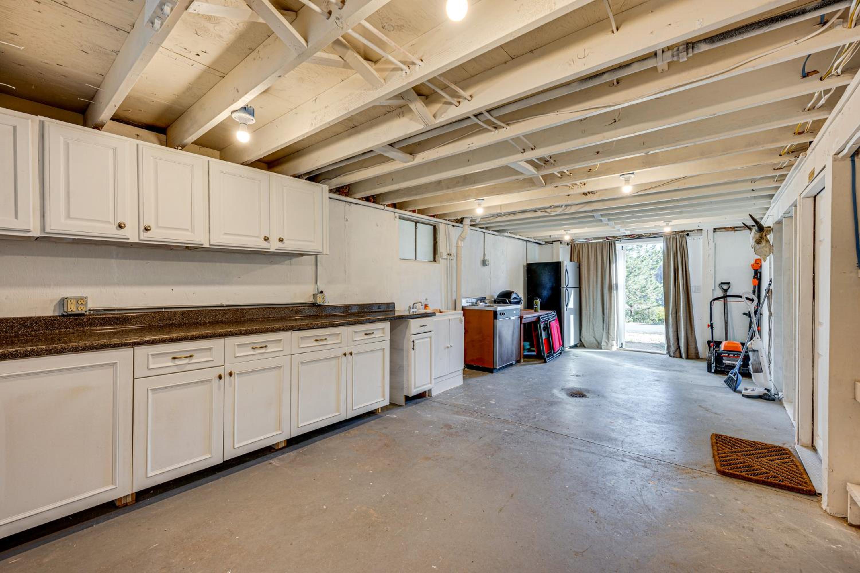 Mtn-View Retreat with Deck and Hot Tub in Estes Park!