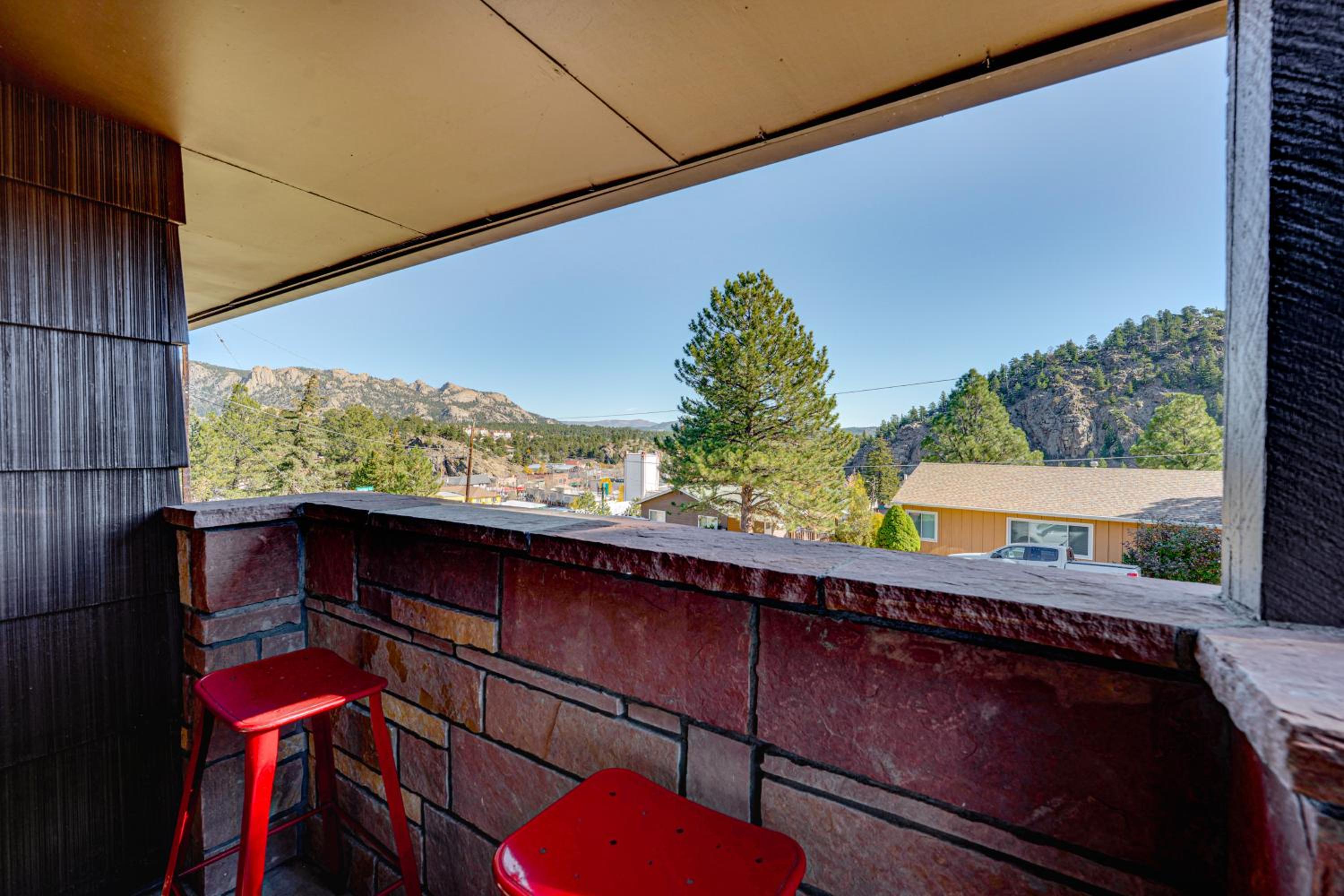 Mtn-View Retreat with Deck and Hot Tub in Estes Park!