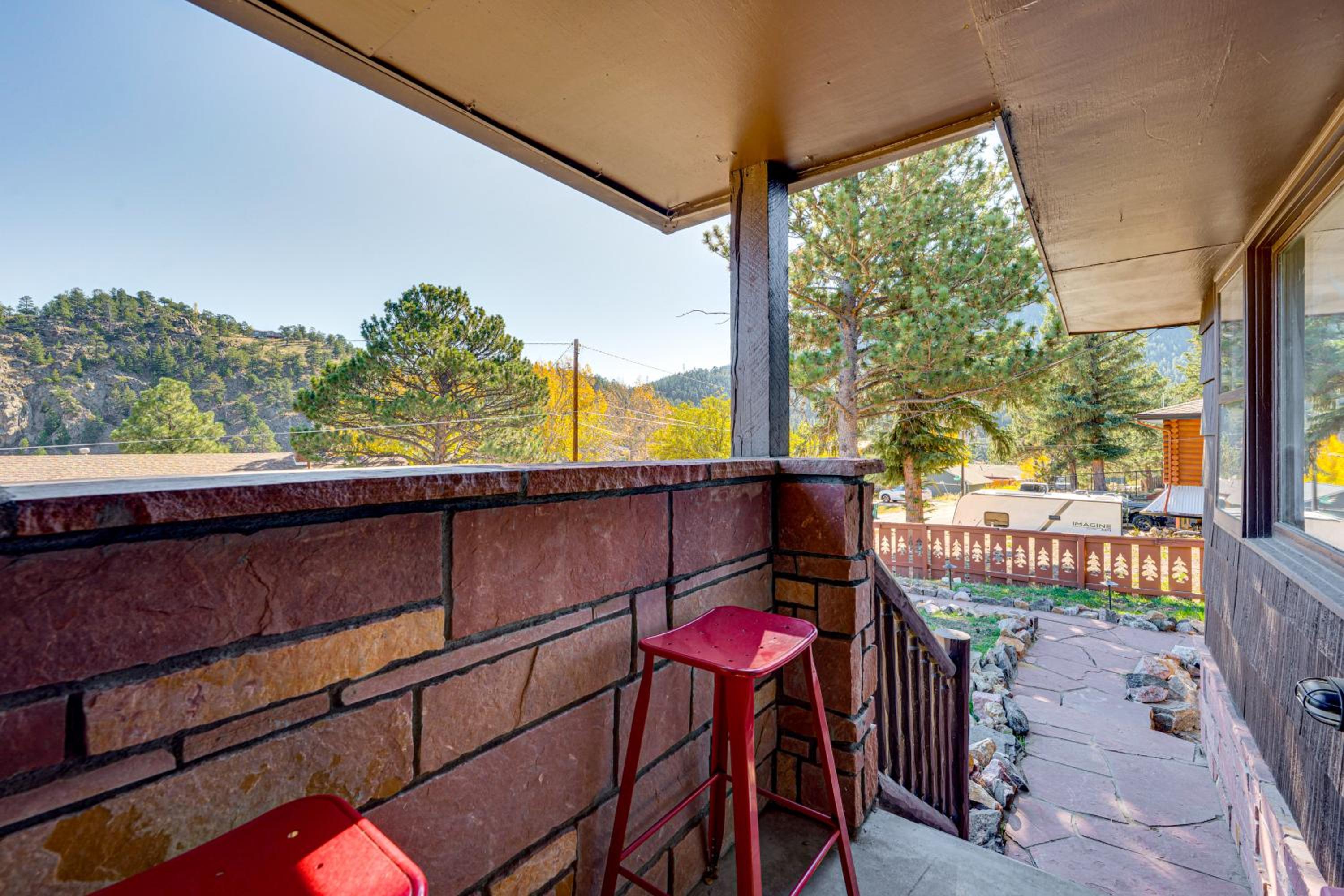 Mtn-View Retreat with Deck and Hot Tub in Estes Park!
