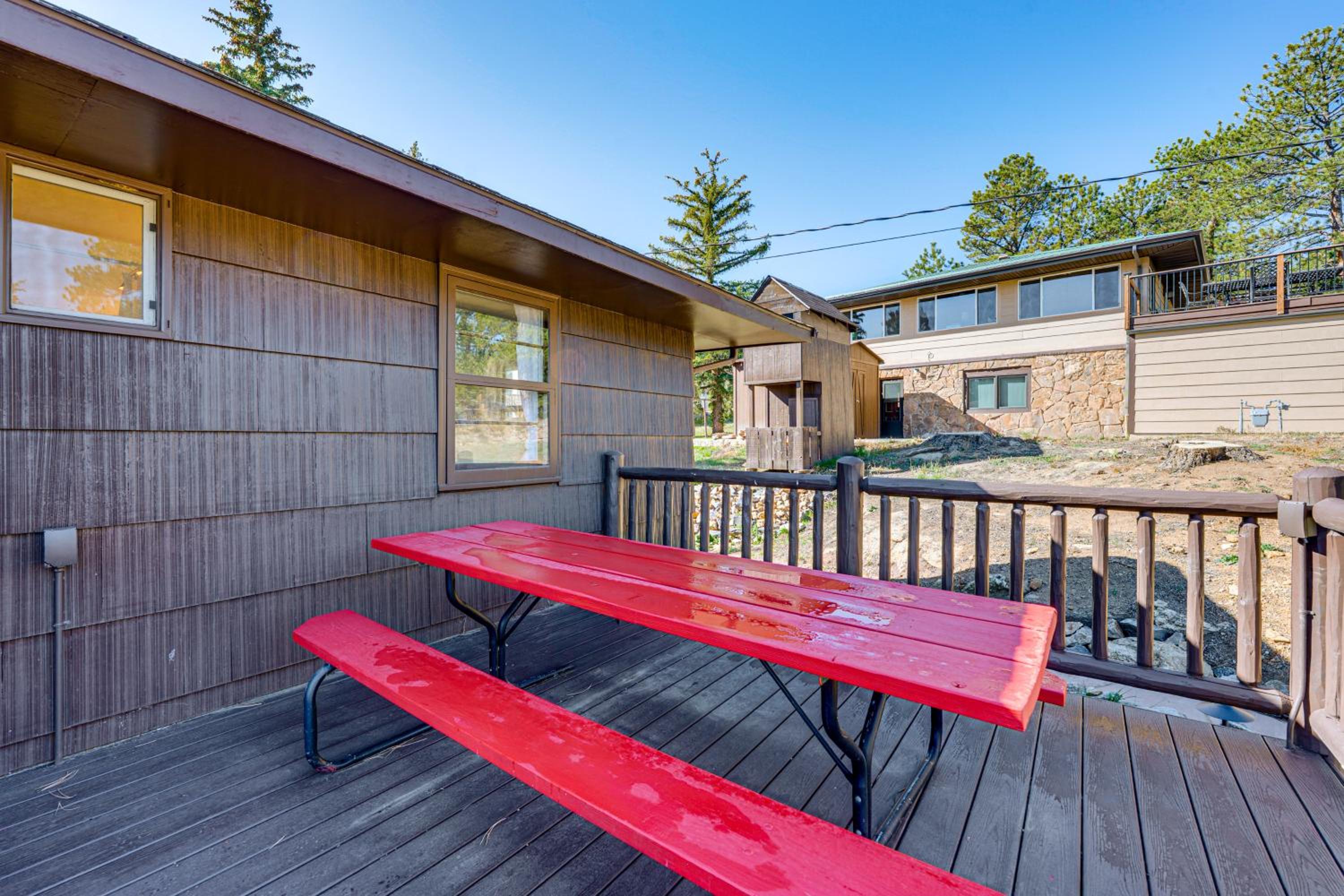 Mtn-View Retreat with Deck and Hot Tub in Estes Park!