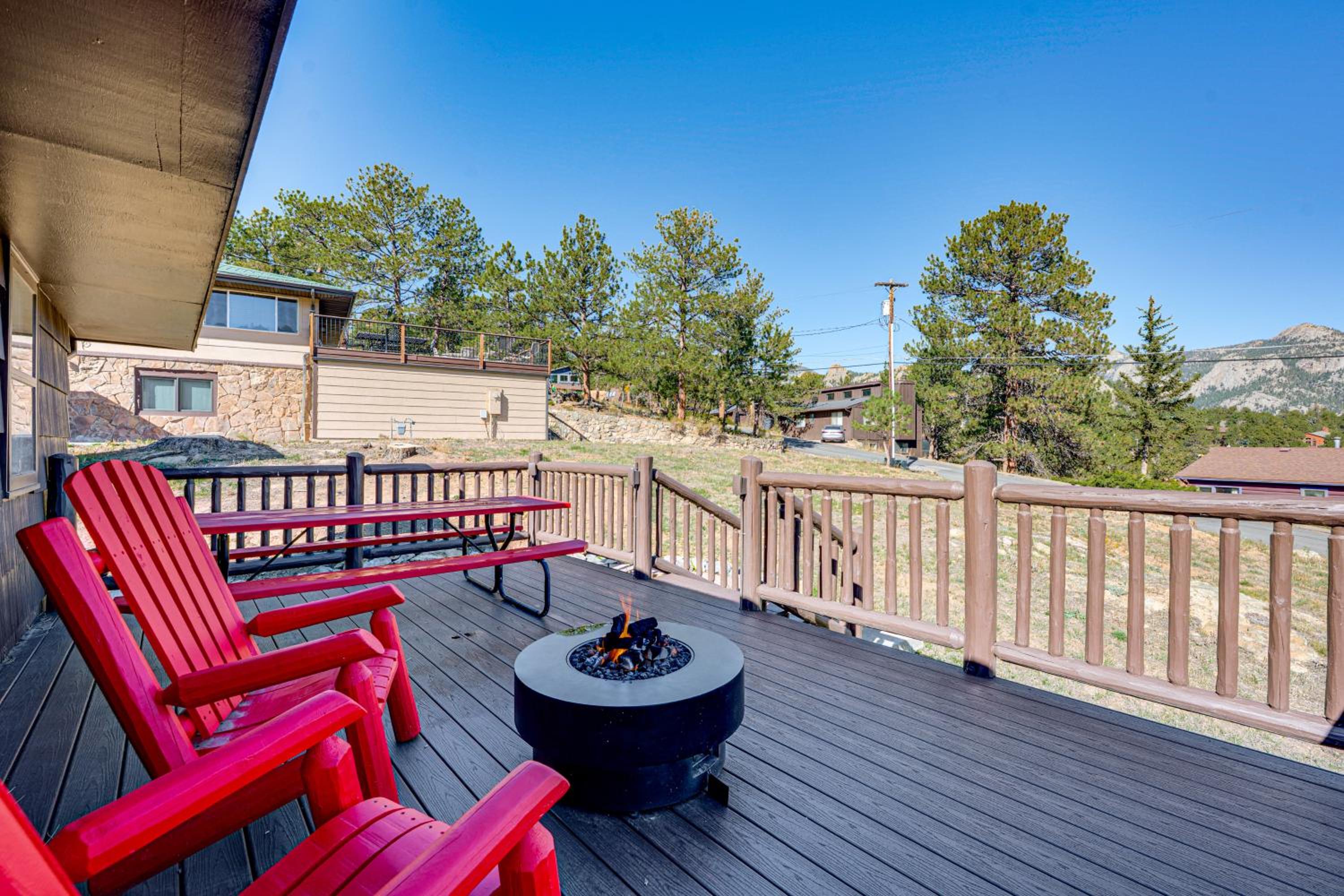 Mtn-View Retreat with Deck and Hot Tub in Estes Park!