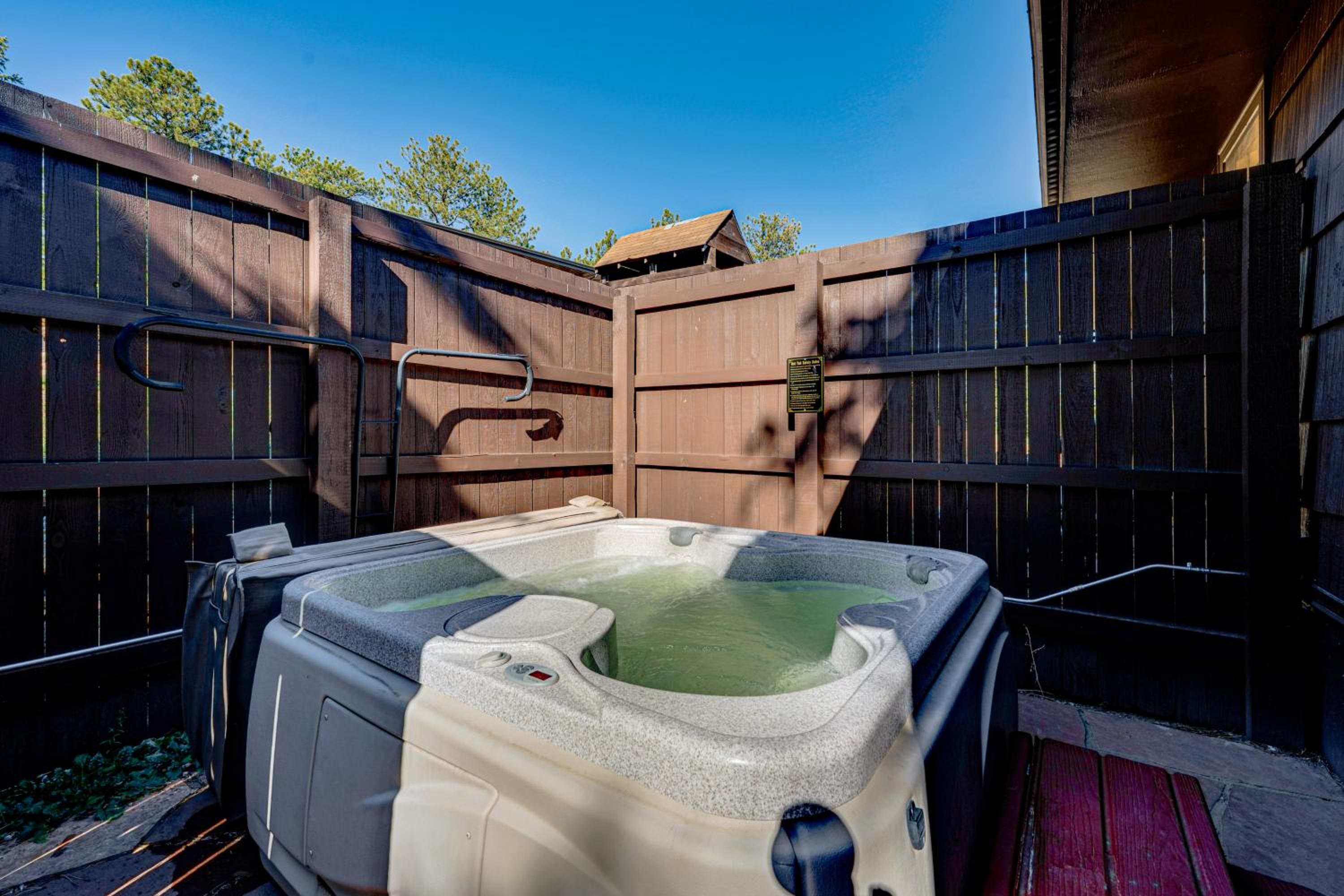 Mtn-View Retreat with Deck and Hot Tub in Estes Park!