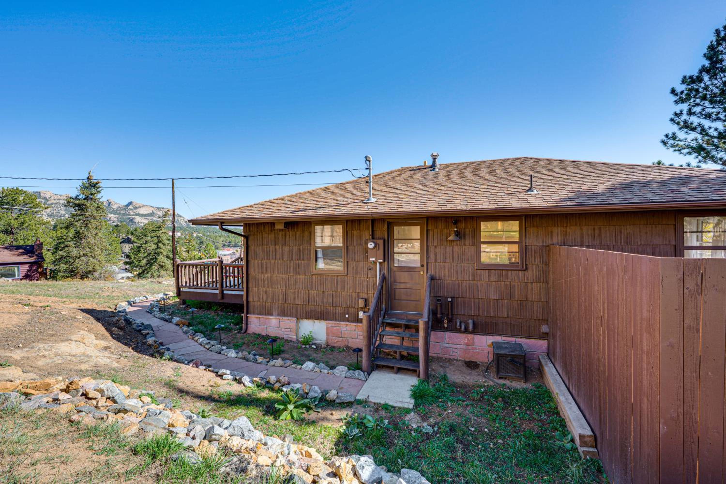 Mtn-View Retreat with Deck and Hot Tub in Estes Park!