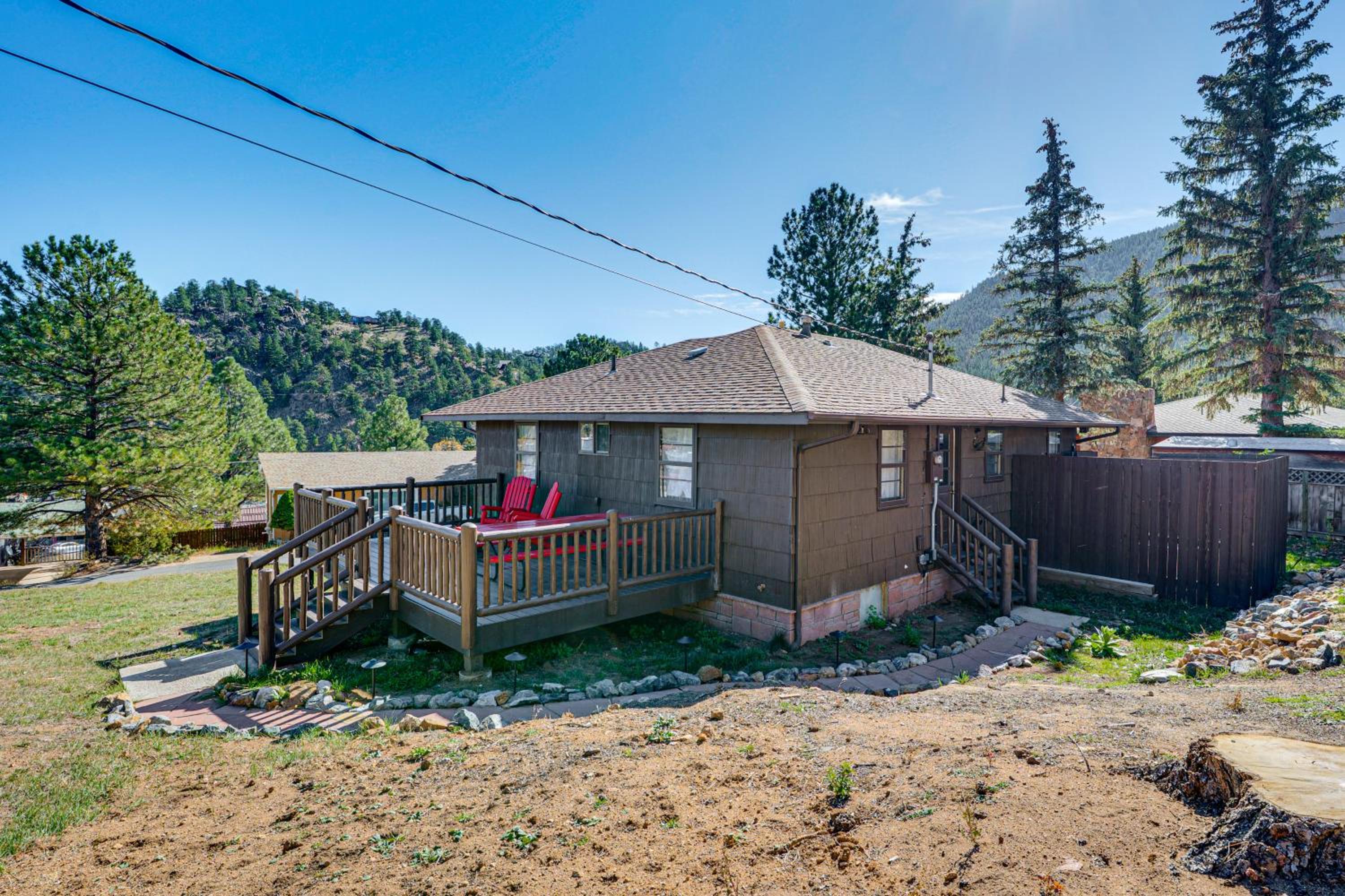 Mtn-View Retreat with Deck and Hot Tub in Estes Park!