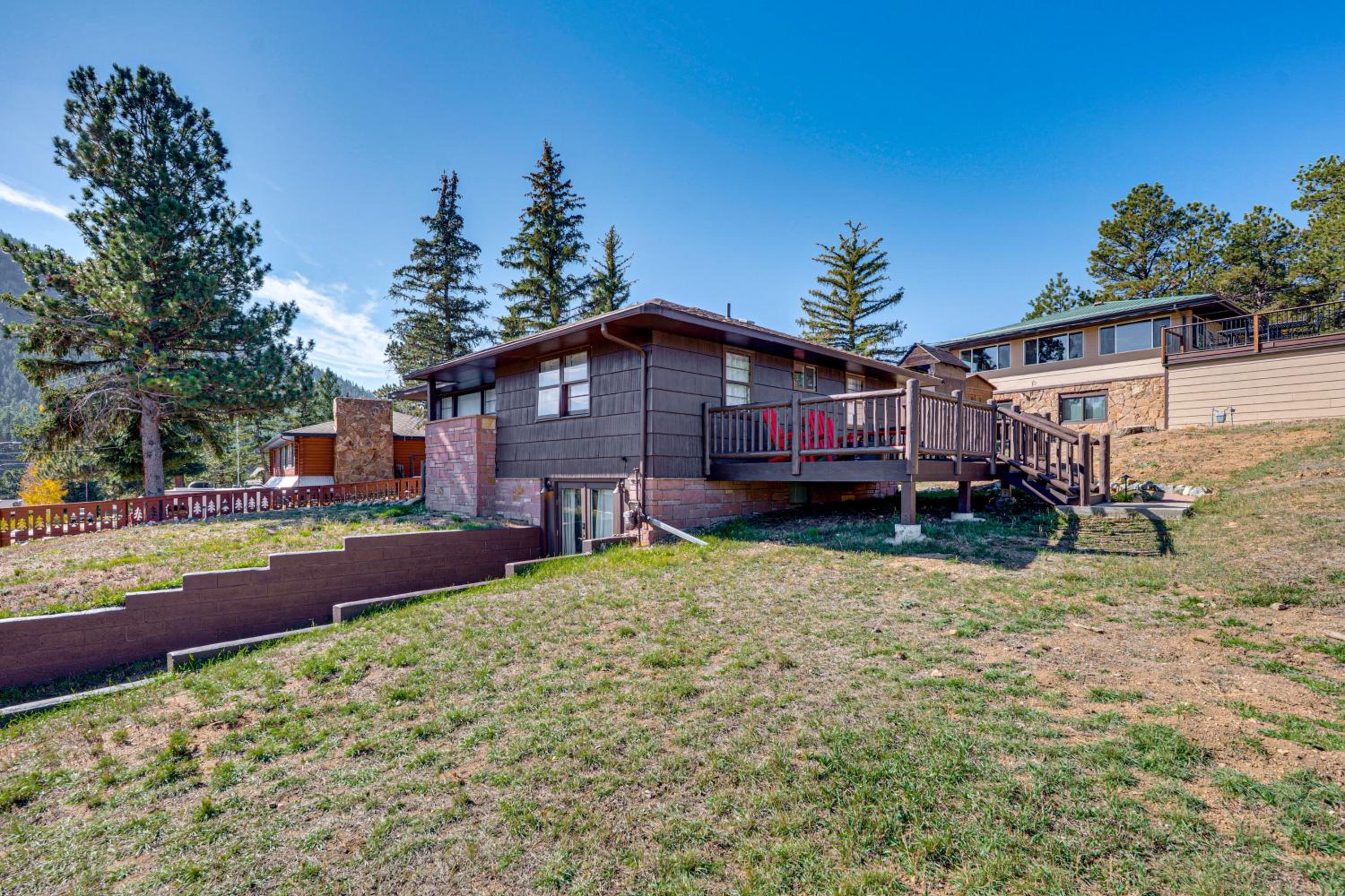 Mtn-View Retreat with Deck and Hot Tub in Estes Park!