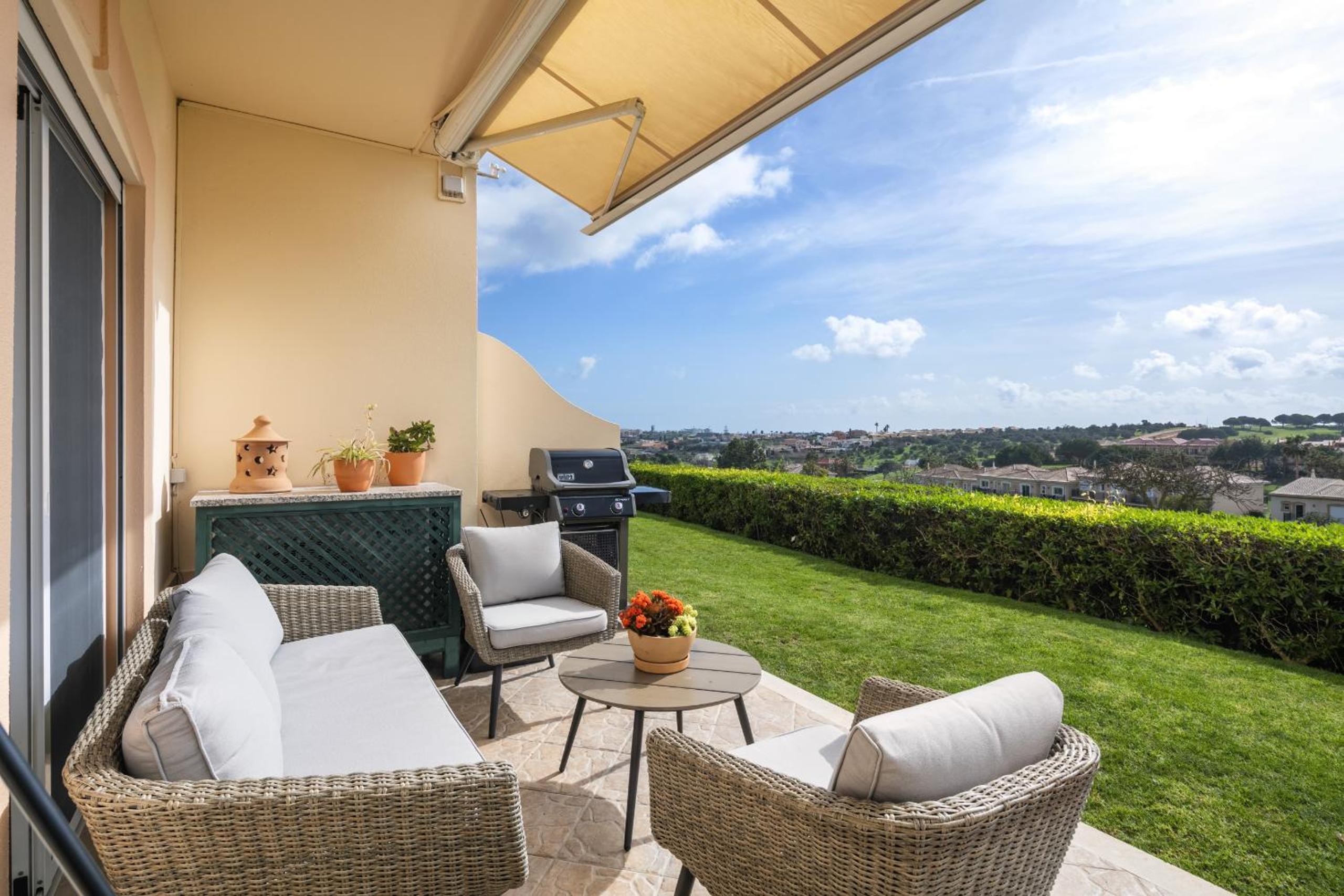 Fairview Golfside Apartment at Boavista