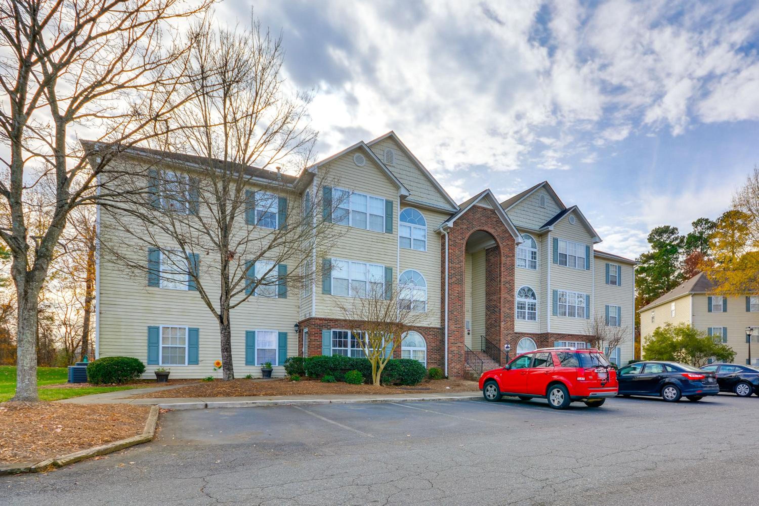 9 Mi to UNCG & Dtwn: Suburban Family Condo