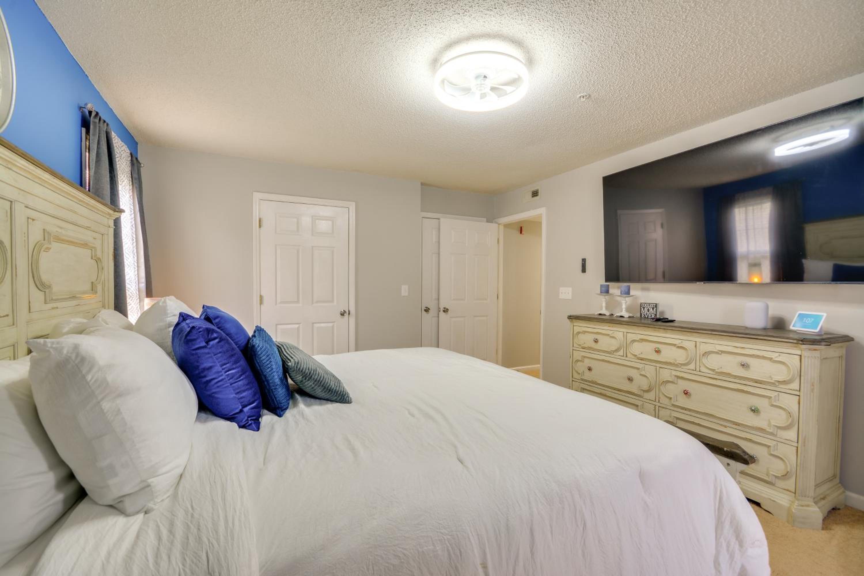 9 Mi to UNCG & Dtwn: Suburban Family Condo
