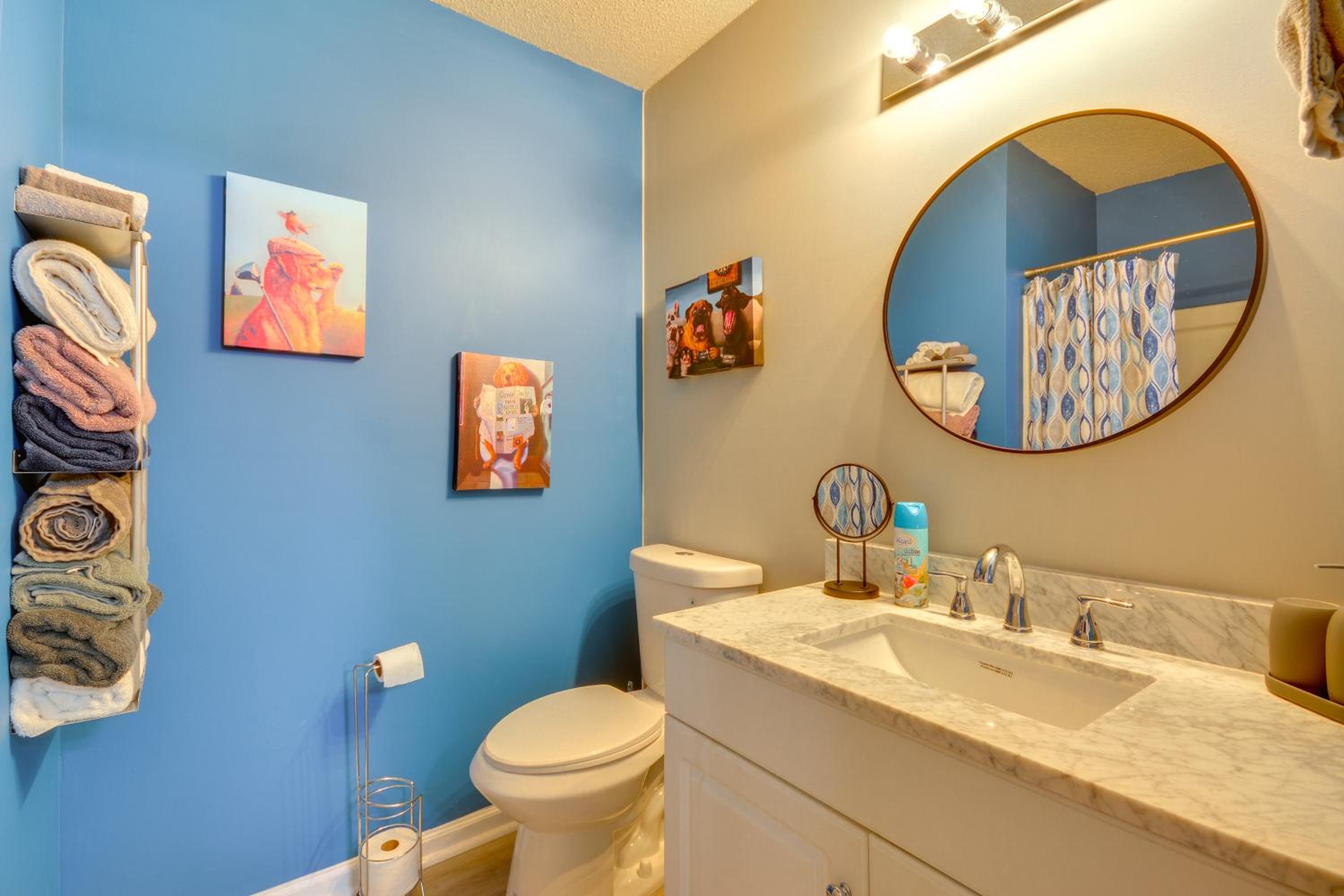 9 Mi to UNCG & Dtwn: Suburban Family Condo