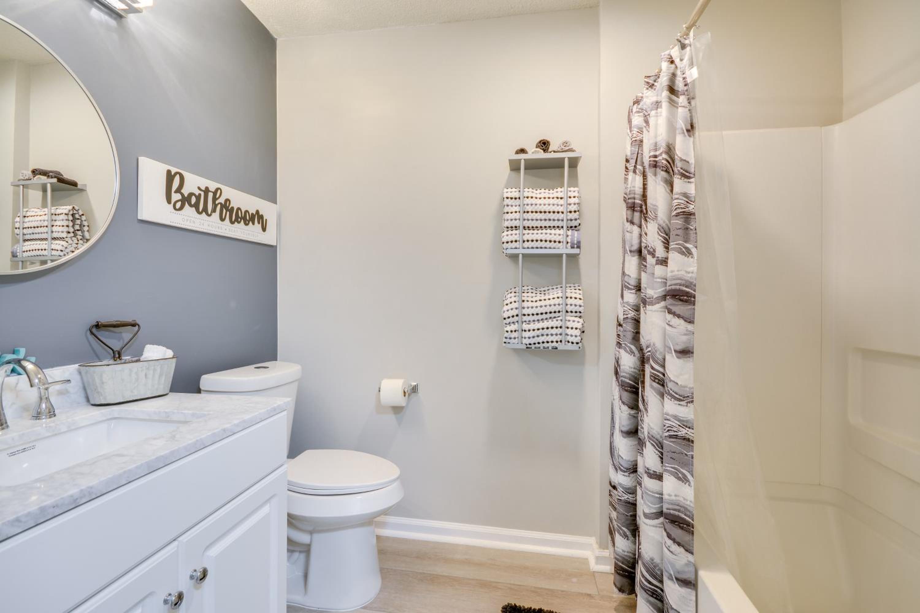 9 Mi to UNCG & Dtwn: Suburban Family Condo