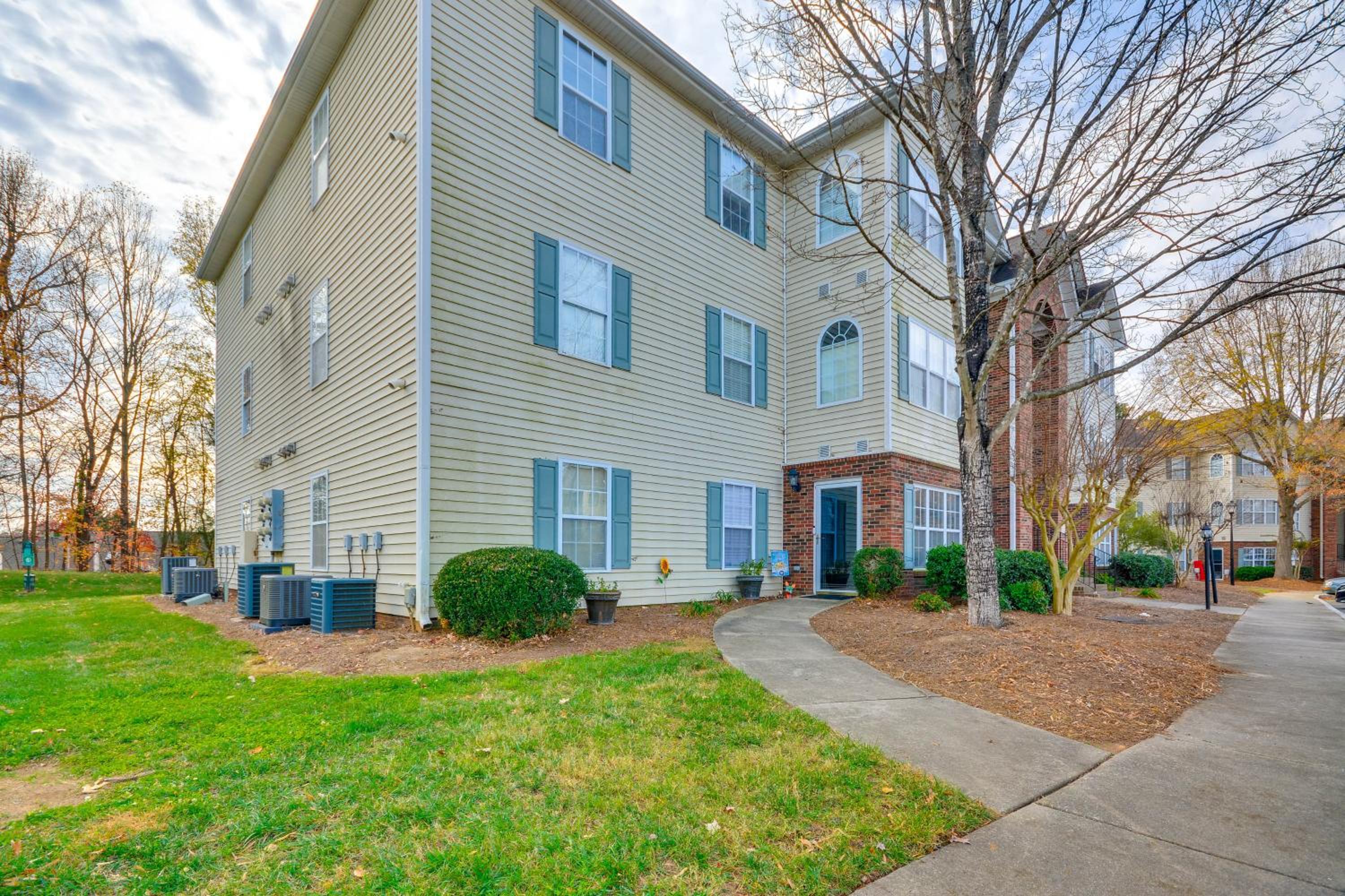 9 Mi to UNCG & Dtwn: Suburban Family Condo