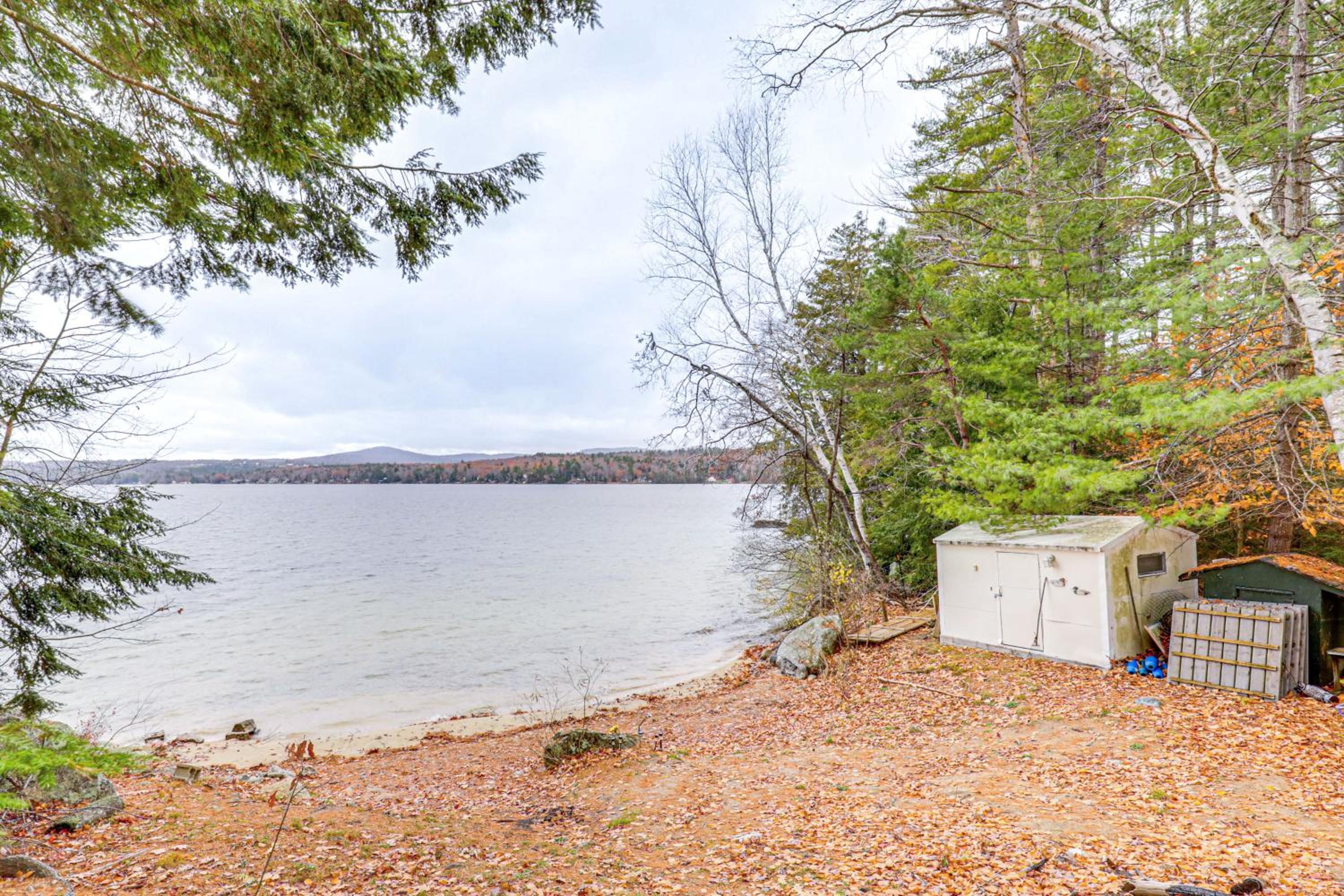 Lake Winnisquam Home Fish, Hike and Explore!