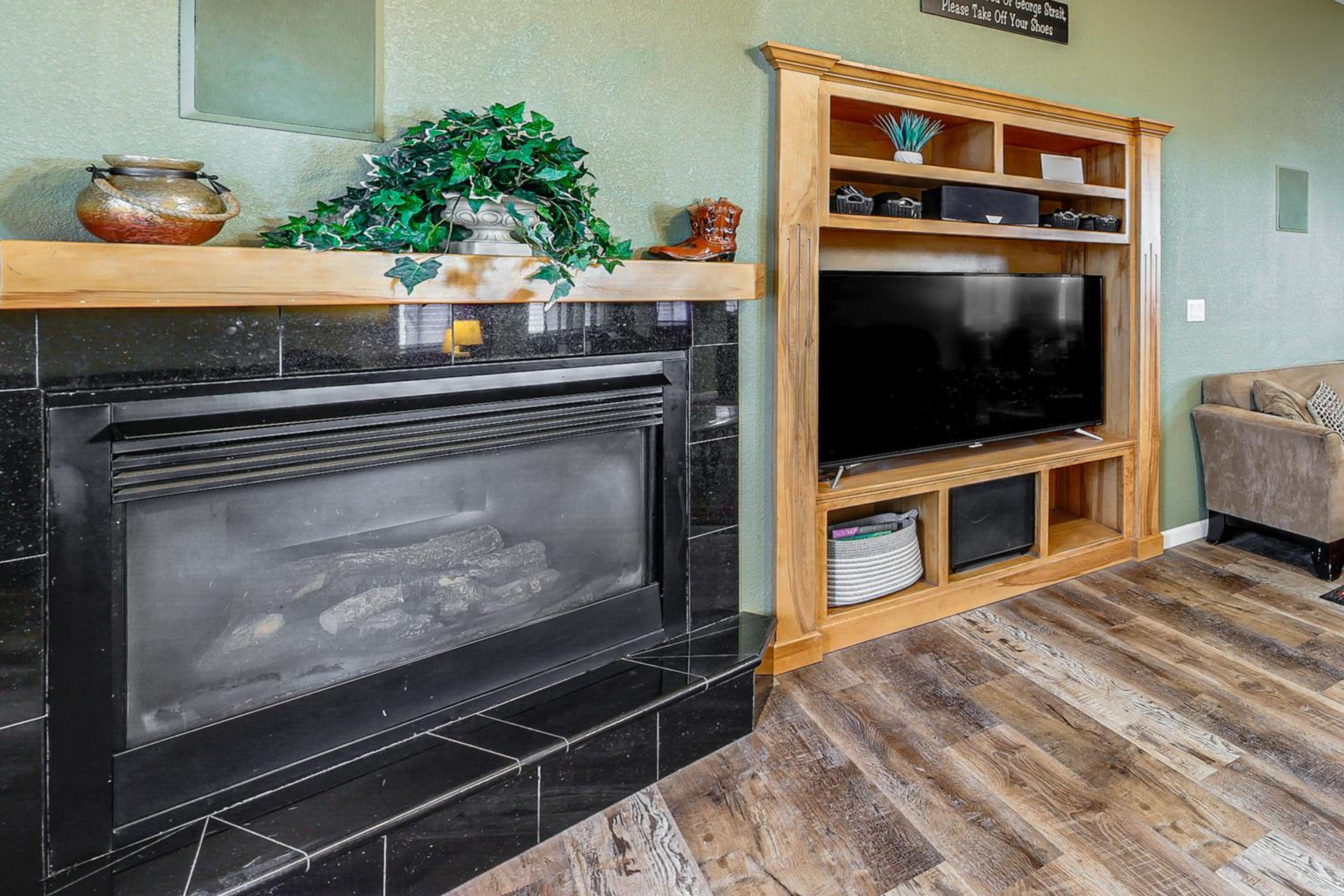 Napa Nearby! Large Home with Hot Tub and Dtwn Access