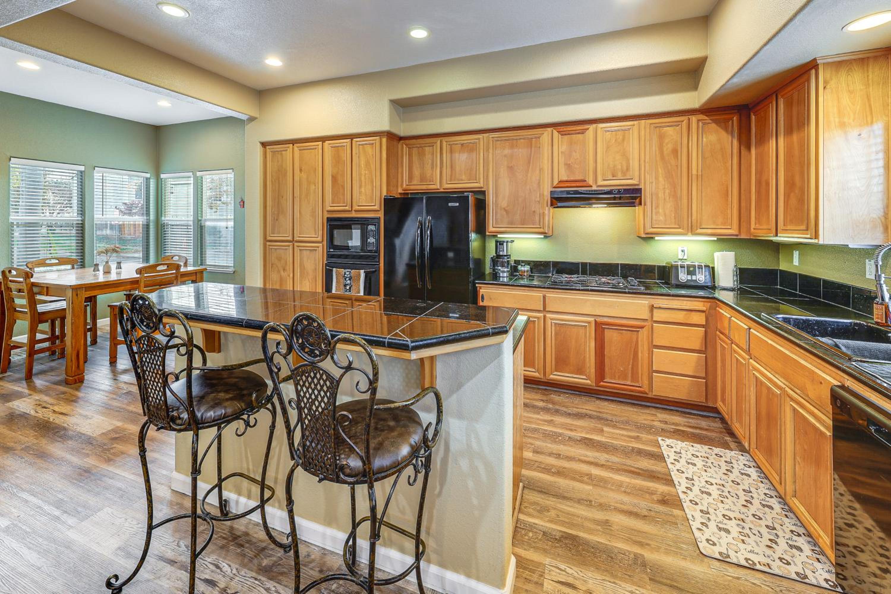 Napa Nearby! Large Home with Hot Tub and Dtwn Access