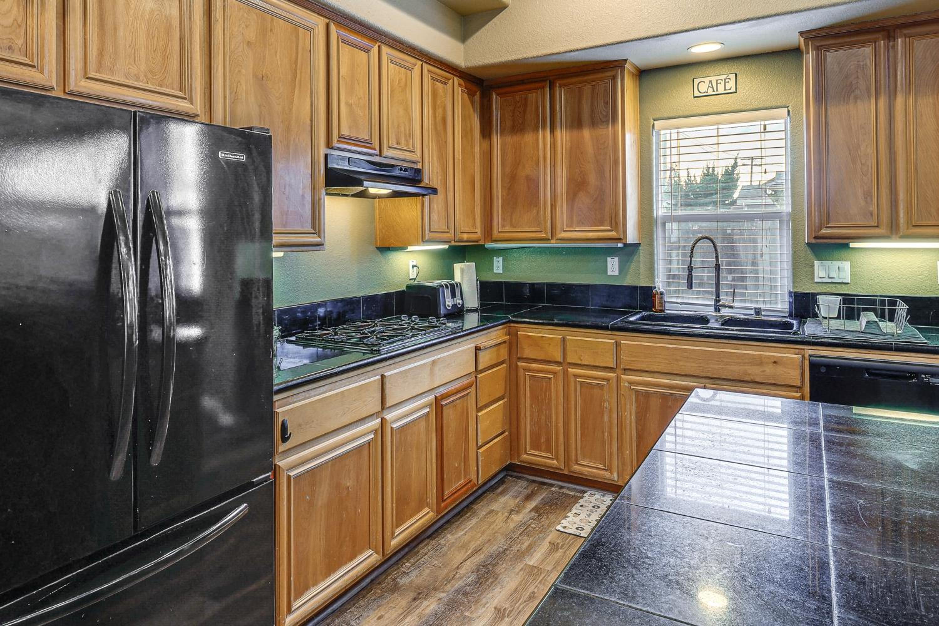 Napa Nearby! Large Home with Hot Tub and Dtwn Access