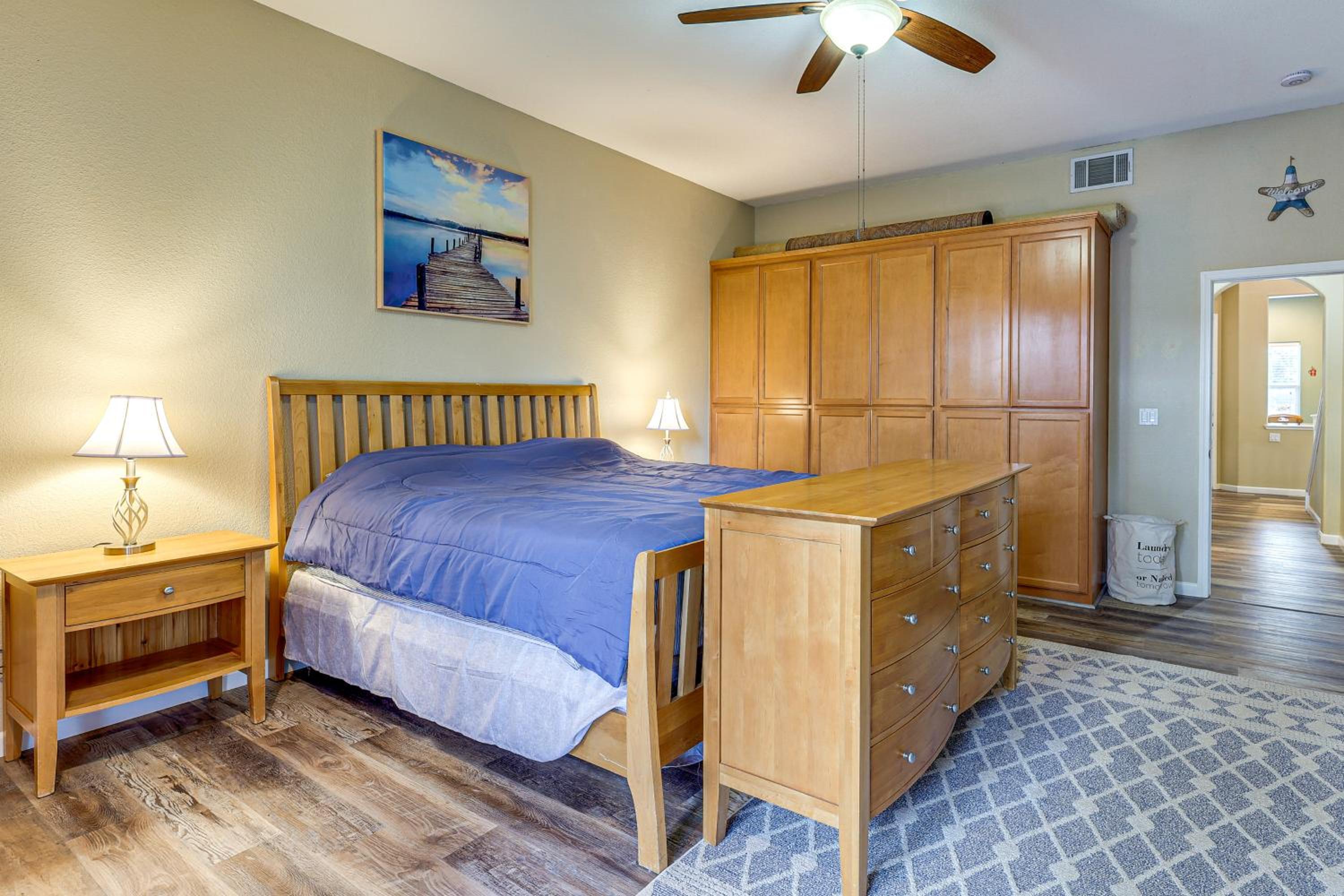 Napa Nearby! Large Home with Hot Tub and Dtwn Access