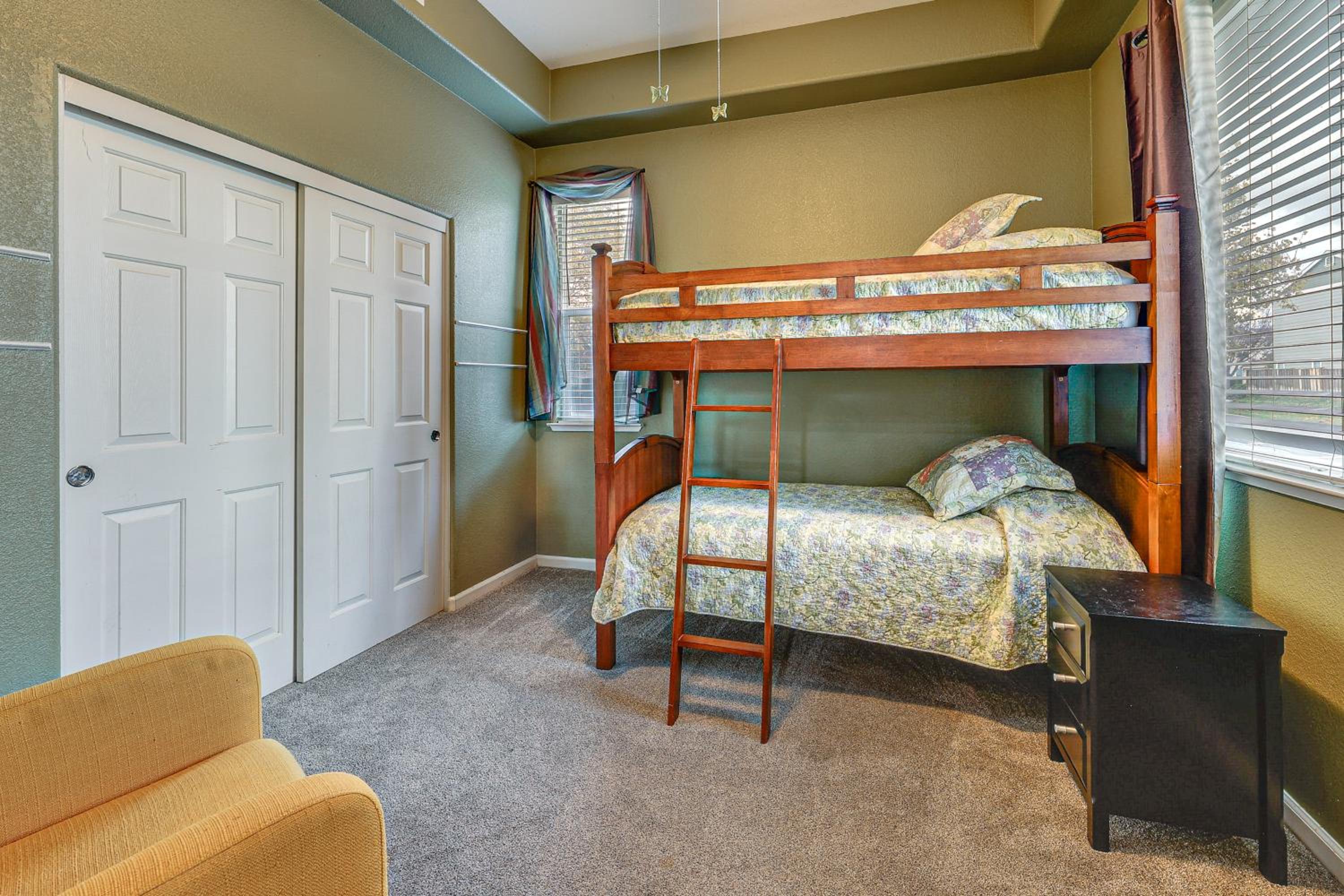 Napa Nearby! Large Home with Hot Tub and Dtwn Access