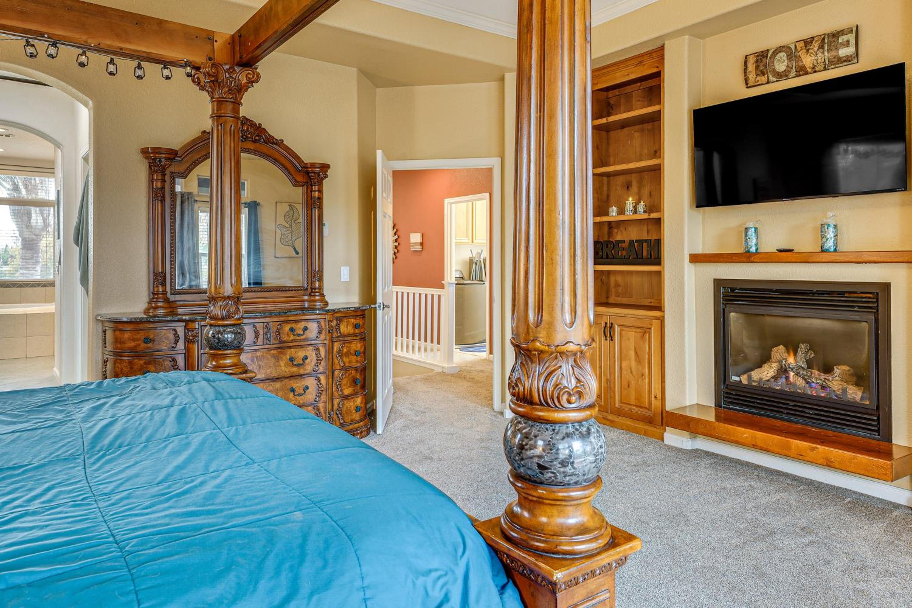 Napa Nearby! Large Home with Hot Tub and Dtwn Access