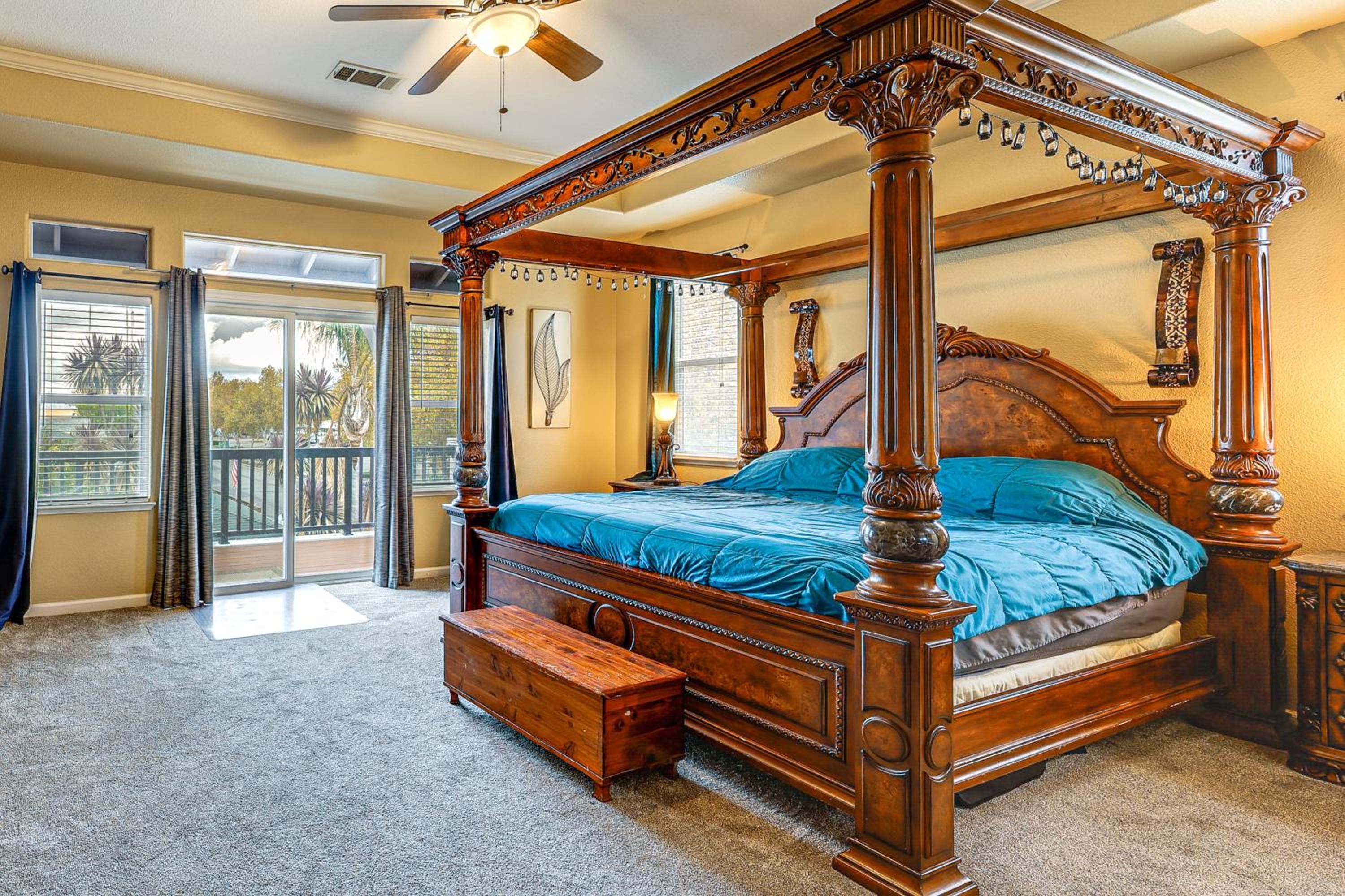 Napa Nearby! Large Home with Hot Tub and Dtwn Access