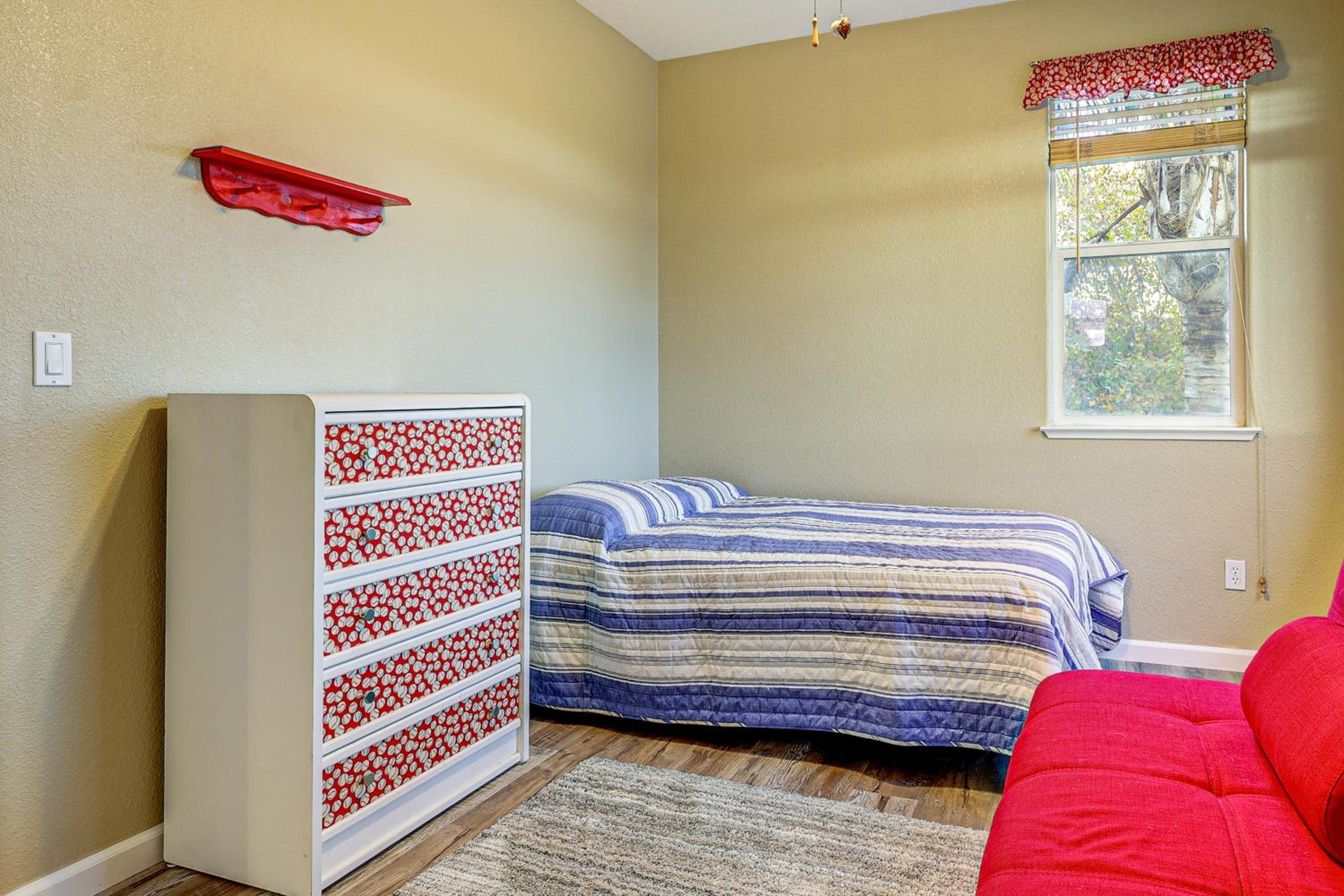 Napa Nearby! Large Home with Hot Tub and Dtwn Access