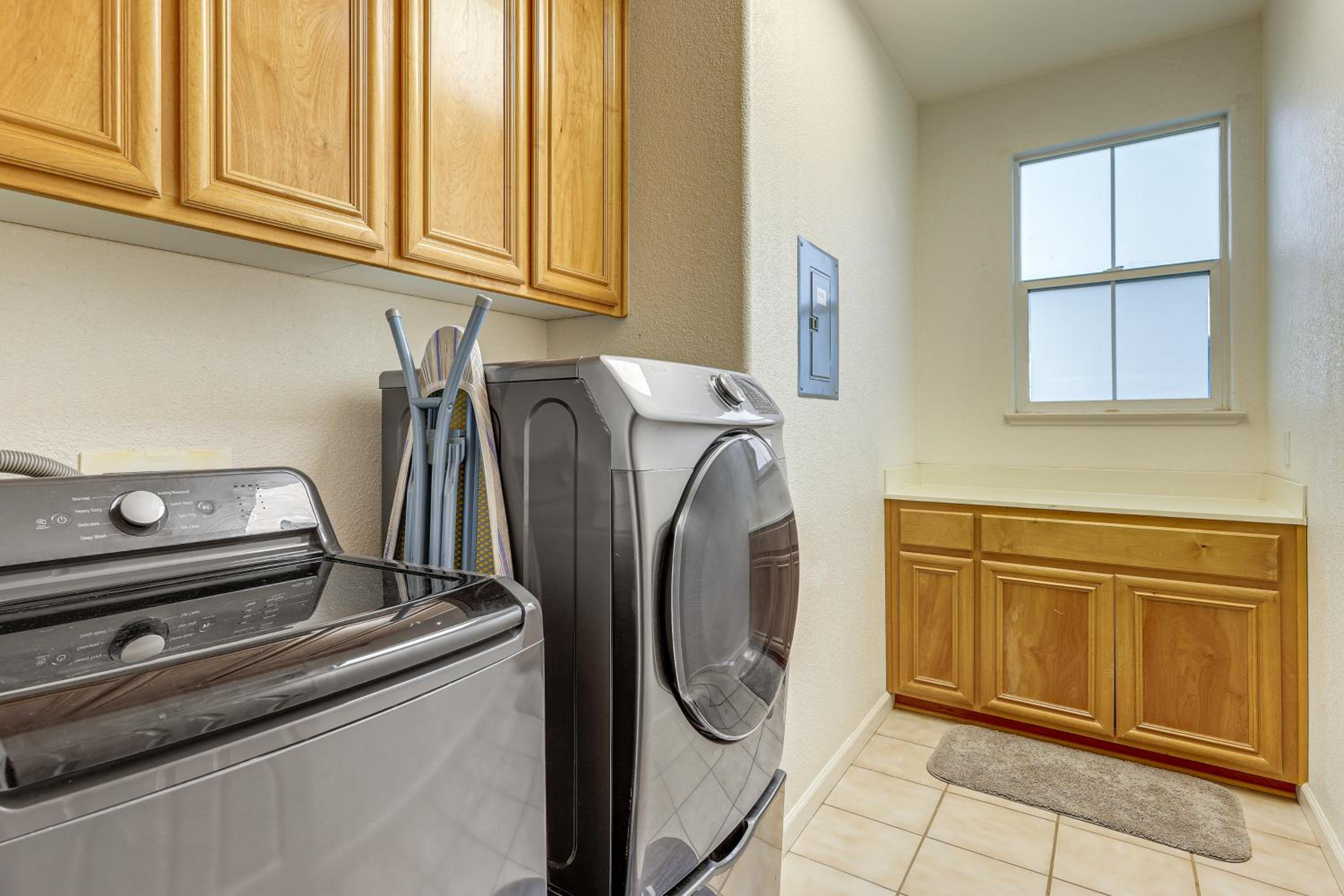 Napa Nearby! Large Home with Hot Tub and Dtwn Access