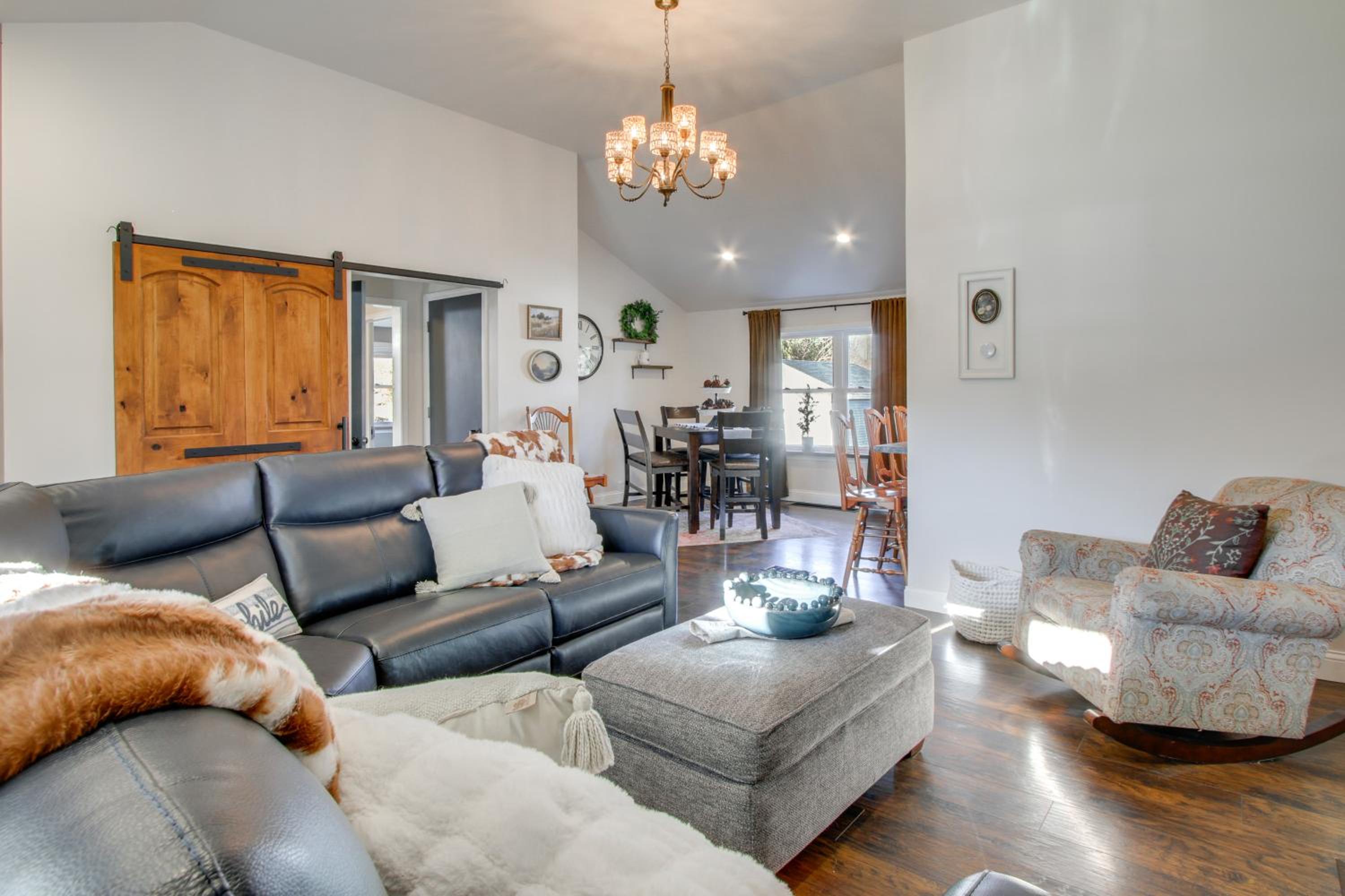 Fully Updated! Zanesville Home with River Views