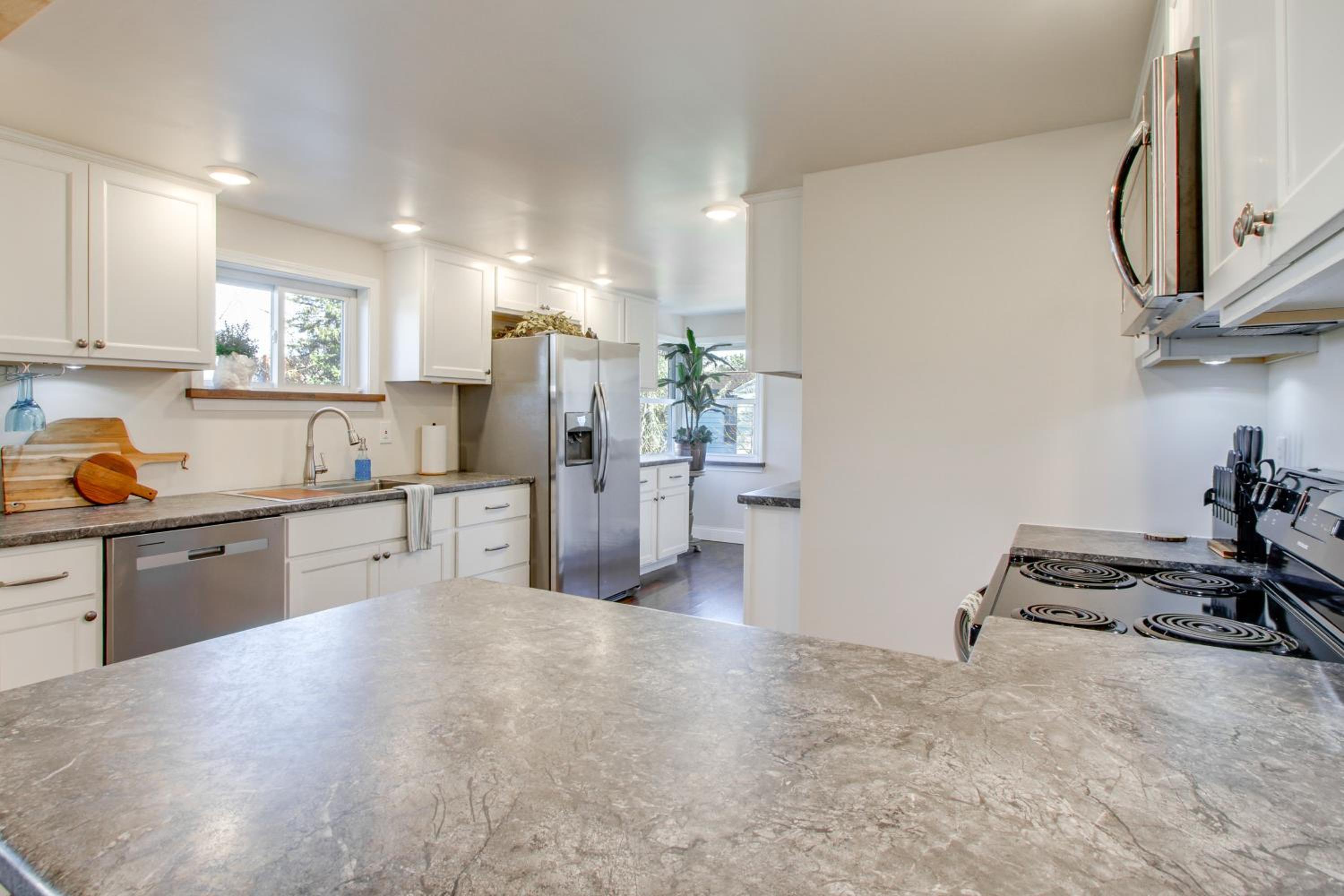 Fully Updated! Zanesville Home with River Views