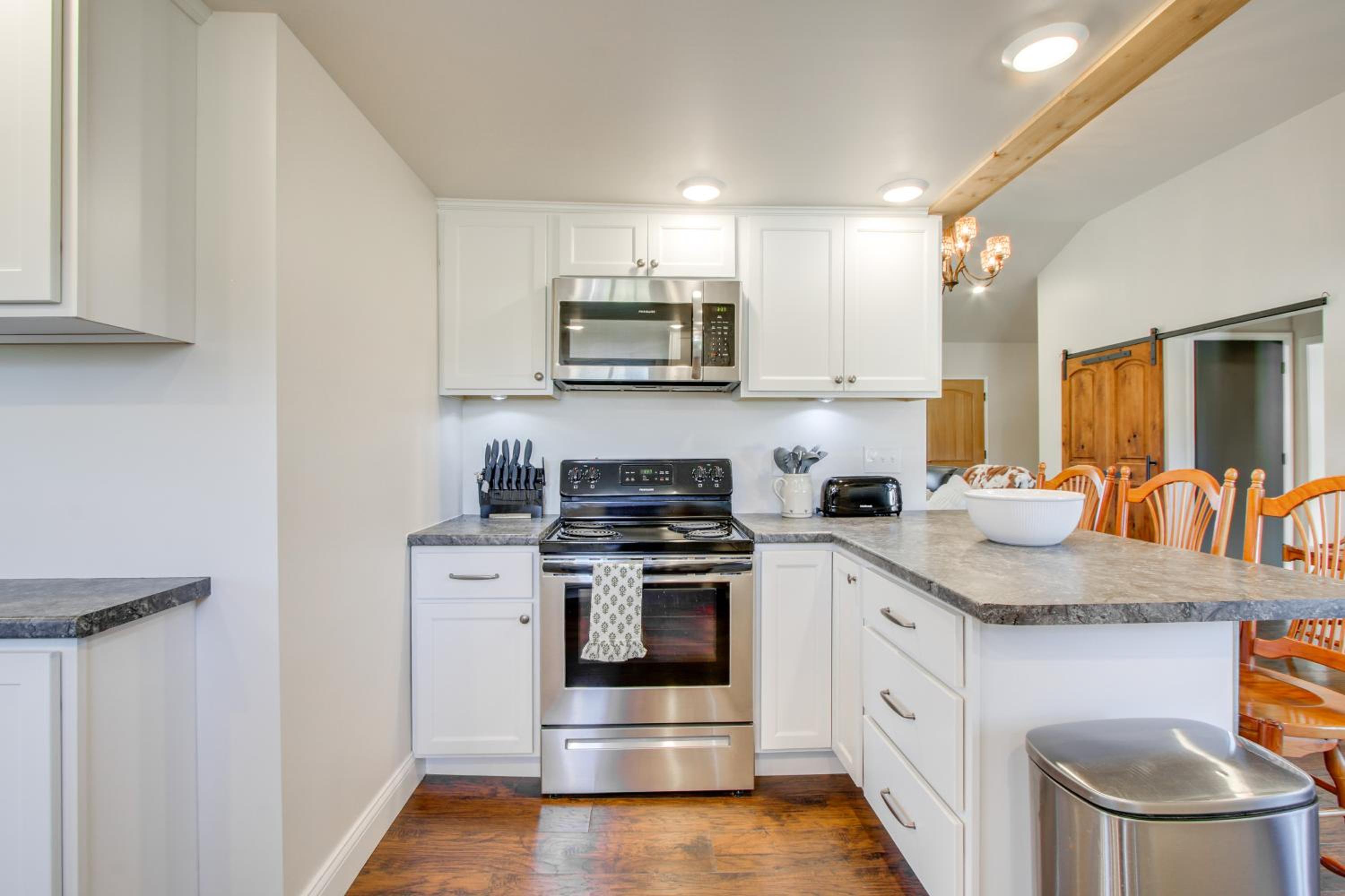 Fully Updated! Zanesville Home with River Views