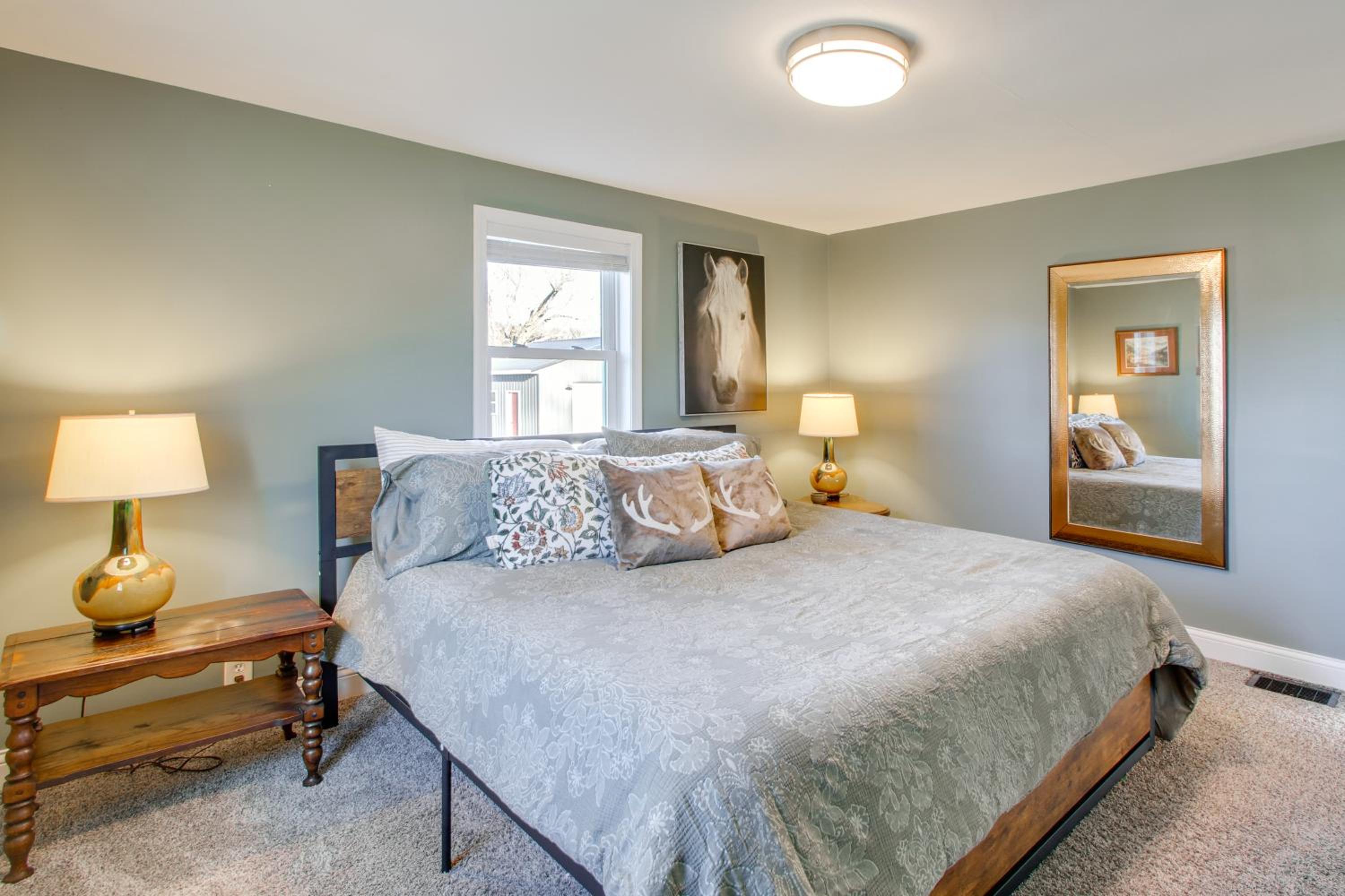 Fully Updated! Zanesville Home with River Views