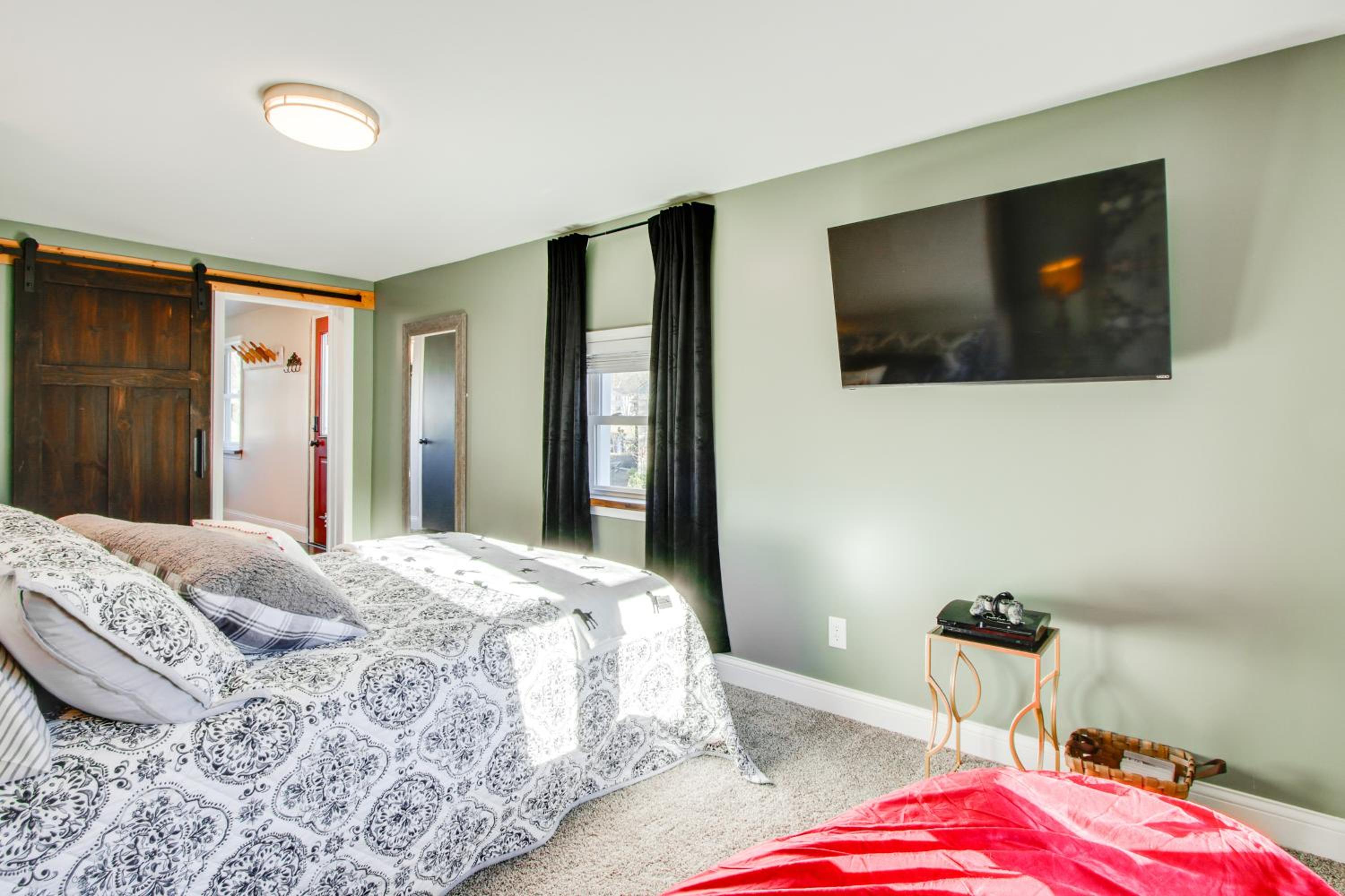 Fully Updated! Zanesville Home with River Views