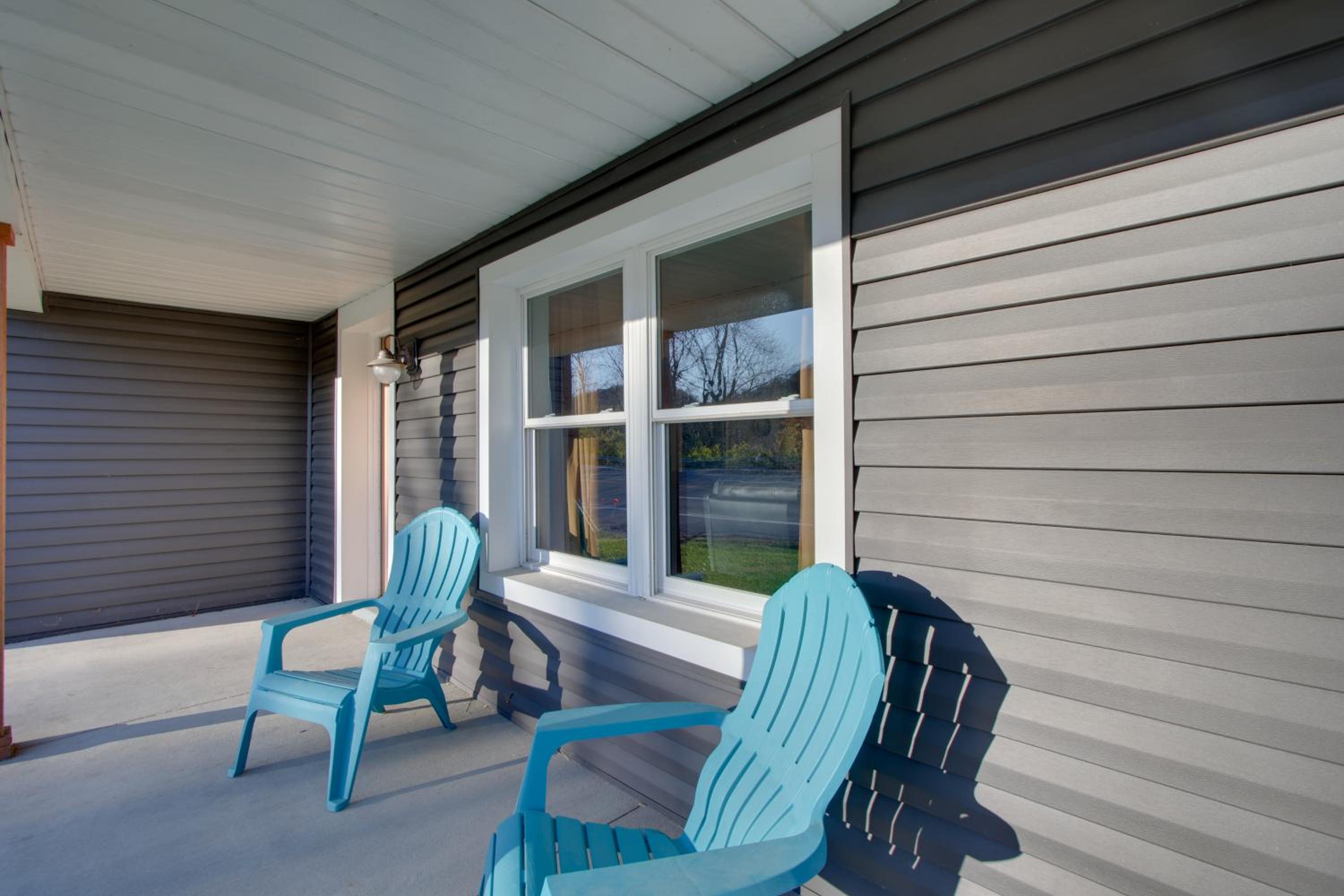 Fully Updated! Zanesville Home with River Views