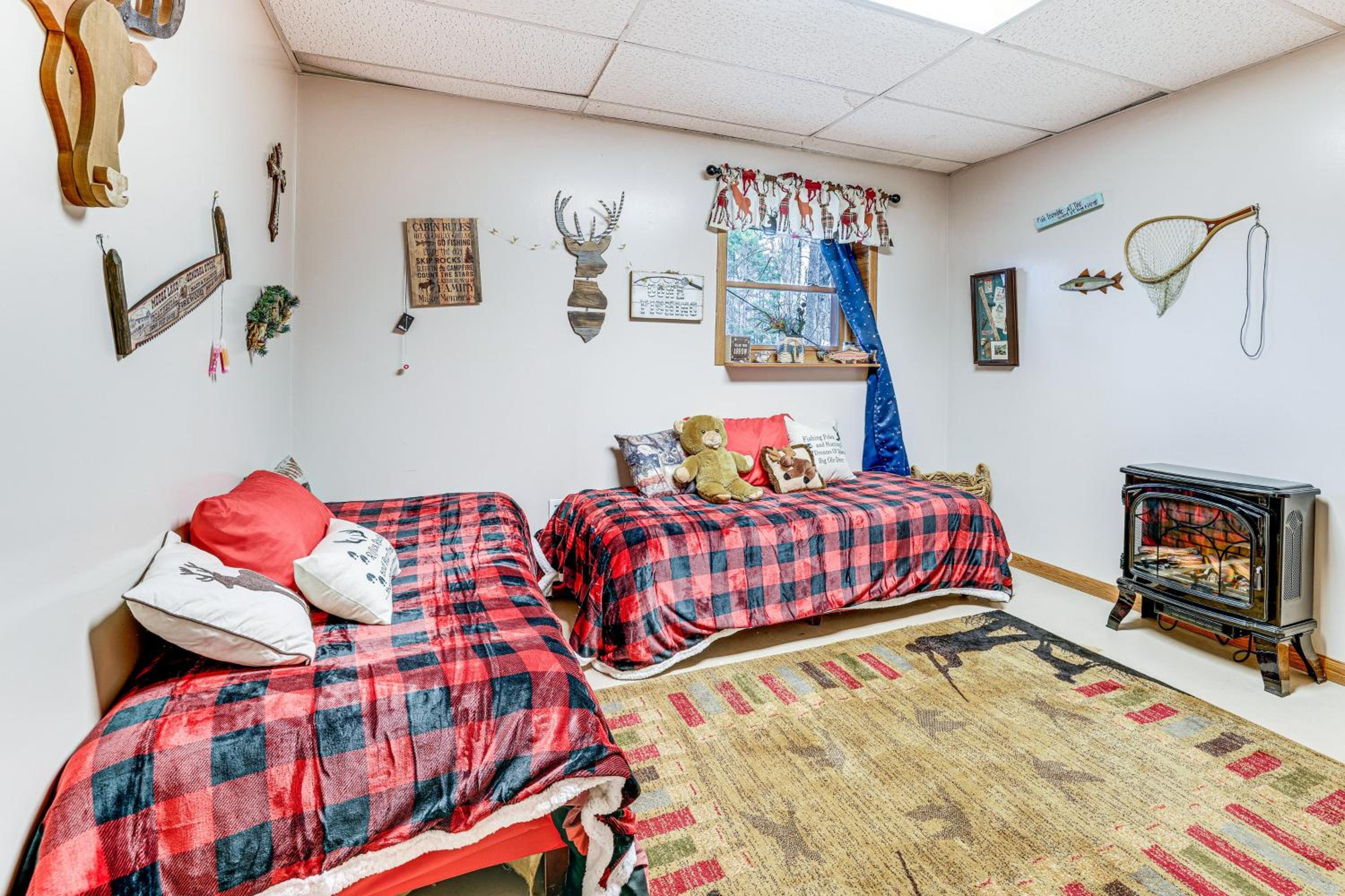 Spacious Log Home with 13 Acres, Ponds and Fire Pit!