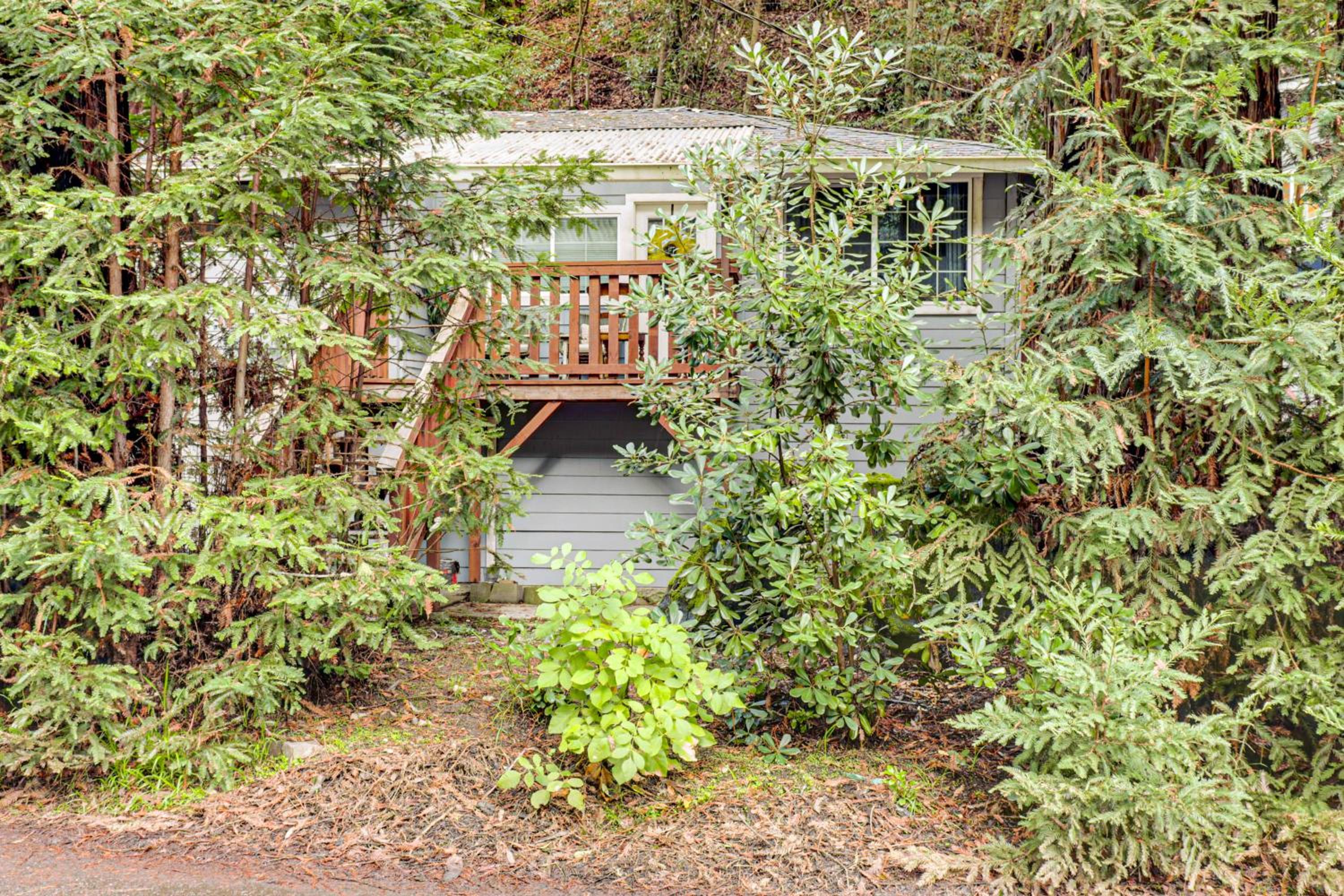 Russian River Retreat! Woodsy Guerneville Bungalow
