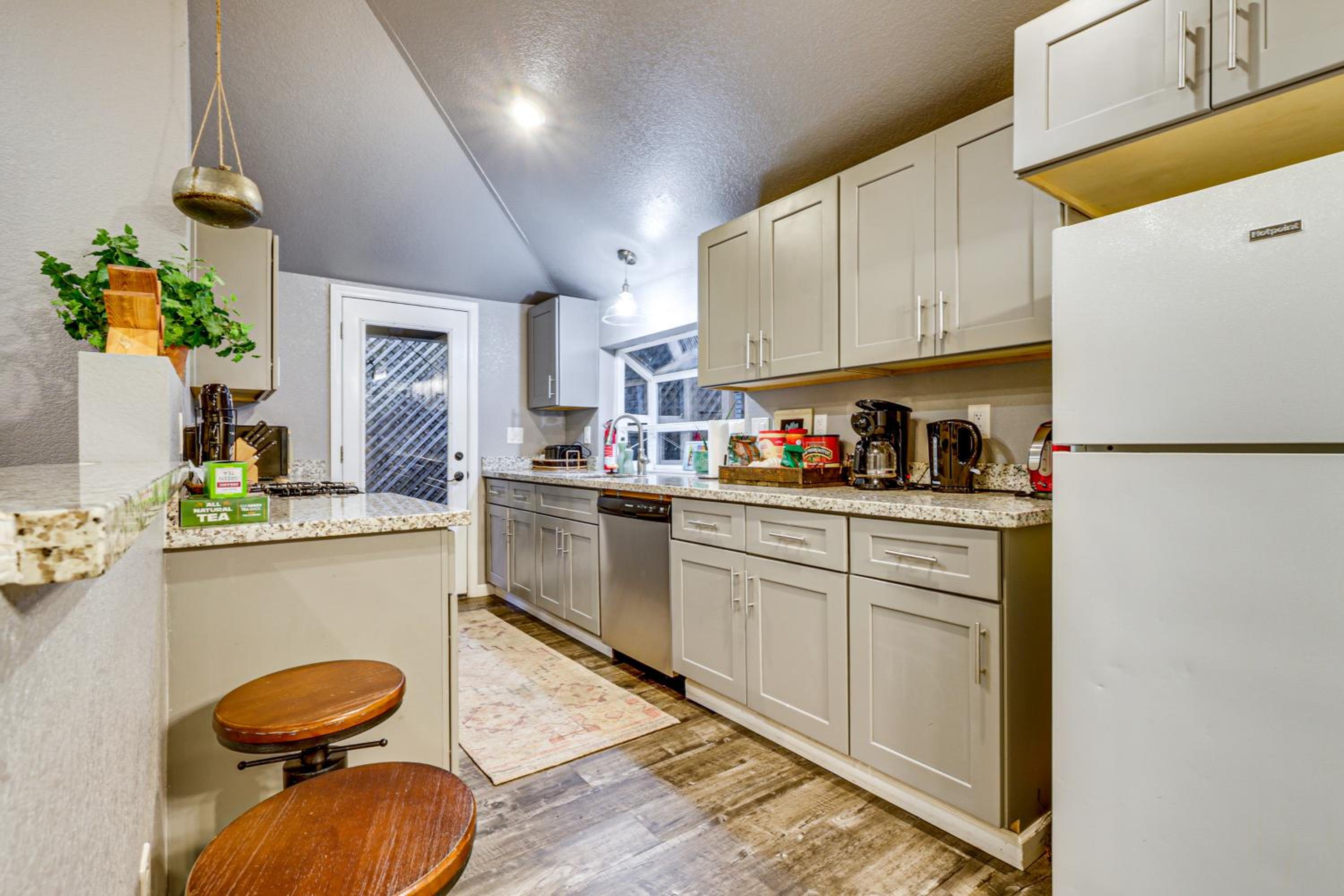 Russian River Retreat! Woodsy Guerneville Bungalow