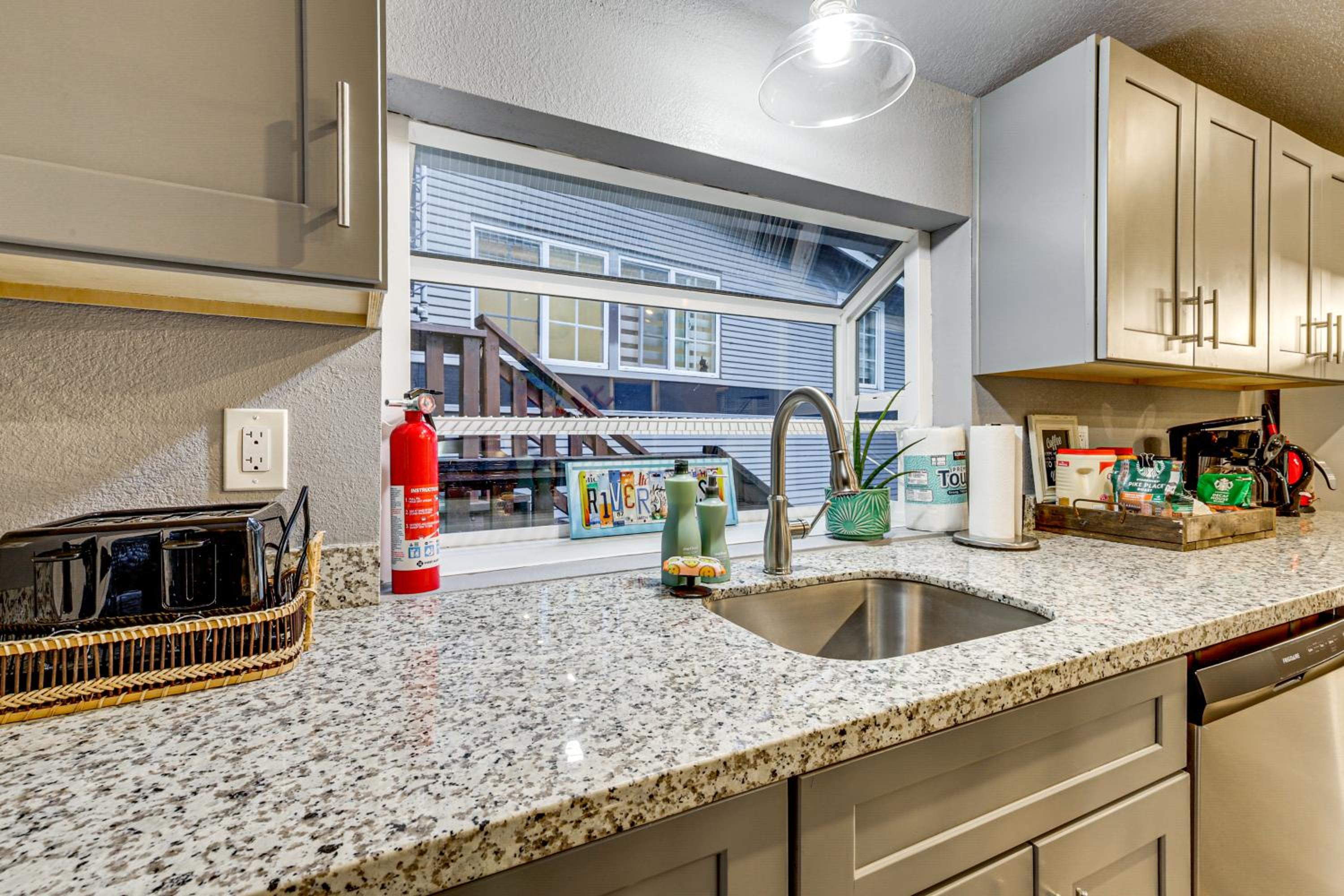 Russian River Retreat! Woodsy Guerneville Bungalow