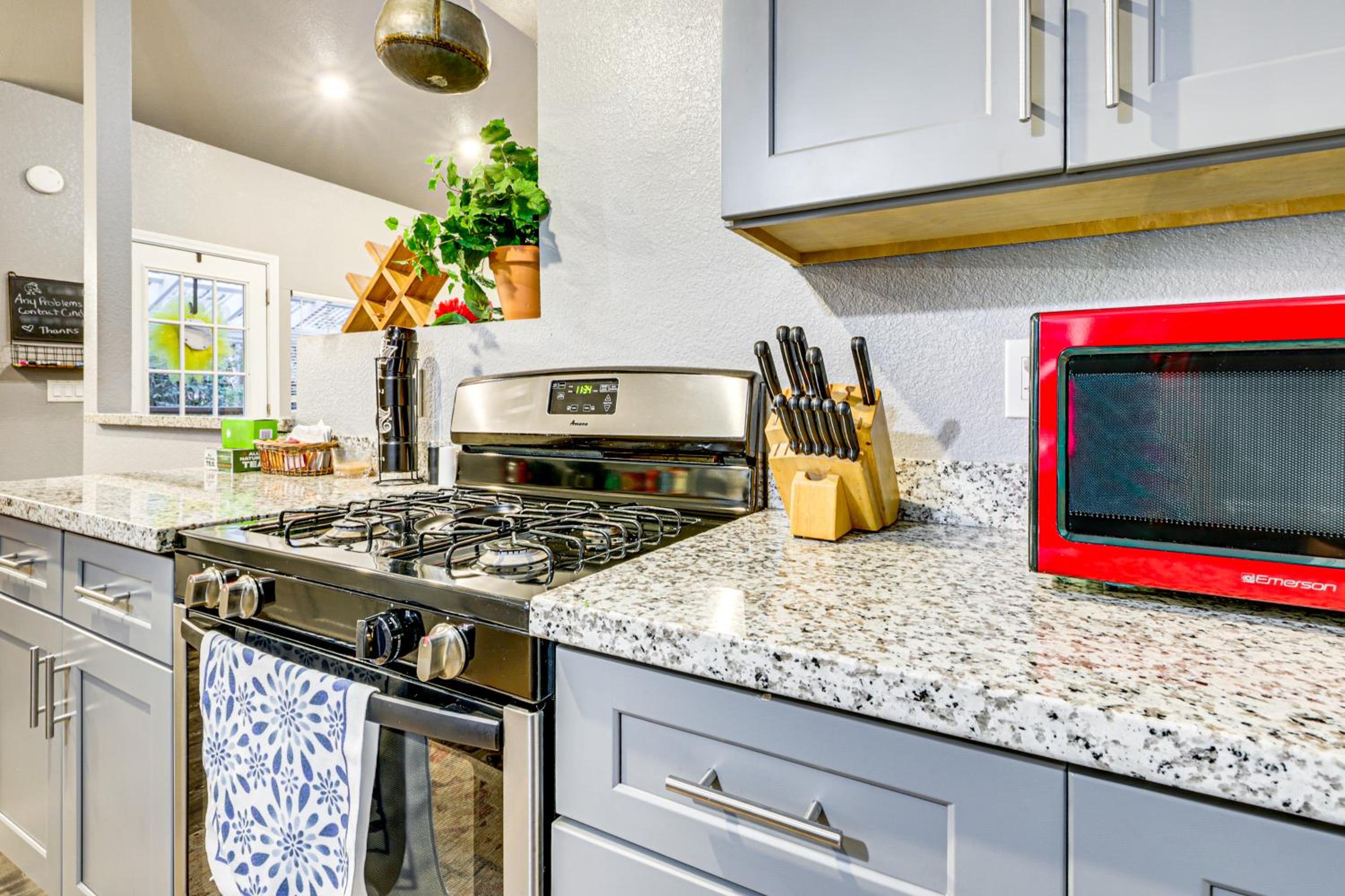 Russian River Retreat! Woodsy Guerneville Bungalow