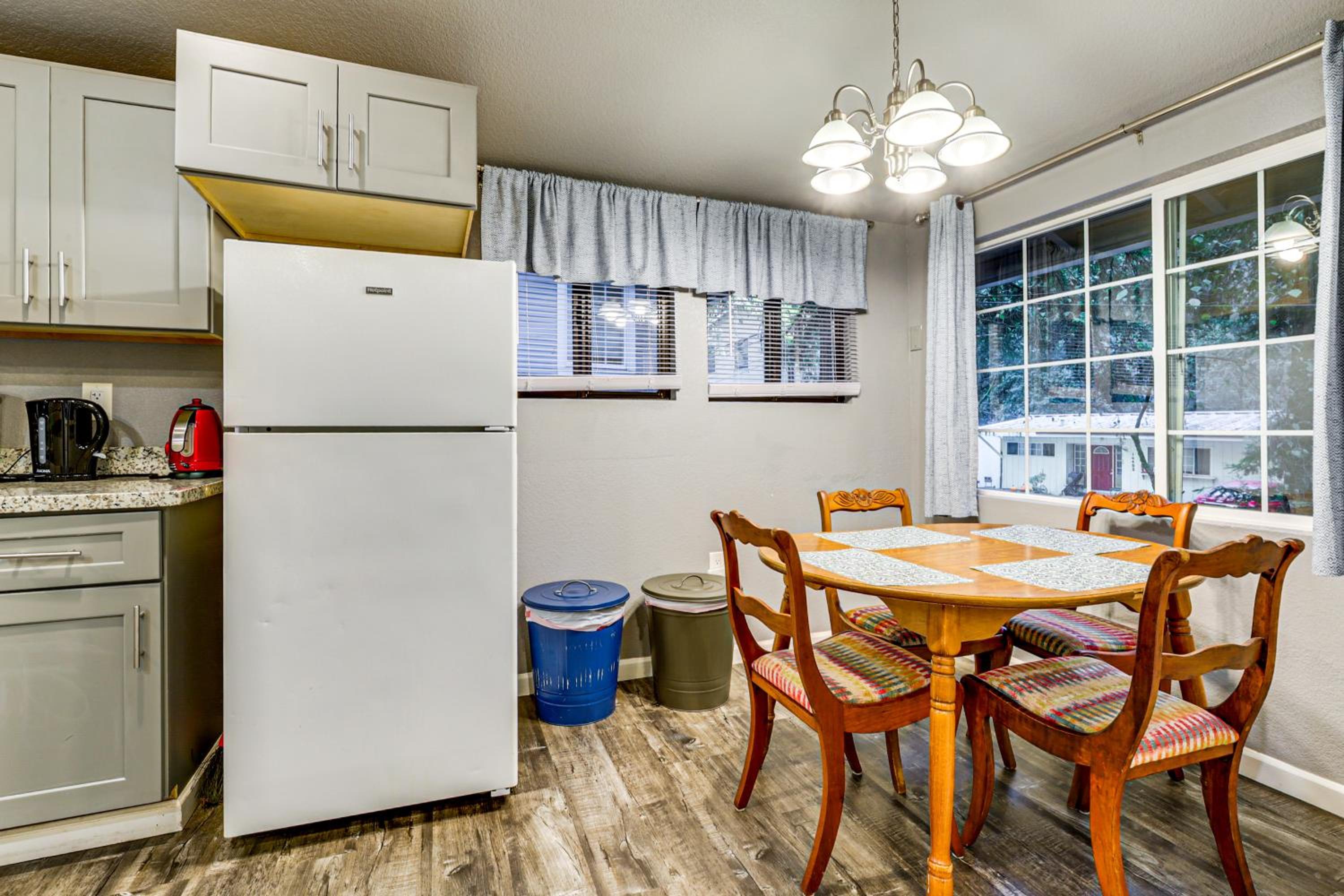 Russian River Retreat! Woodsy Guerneville Bungalow