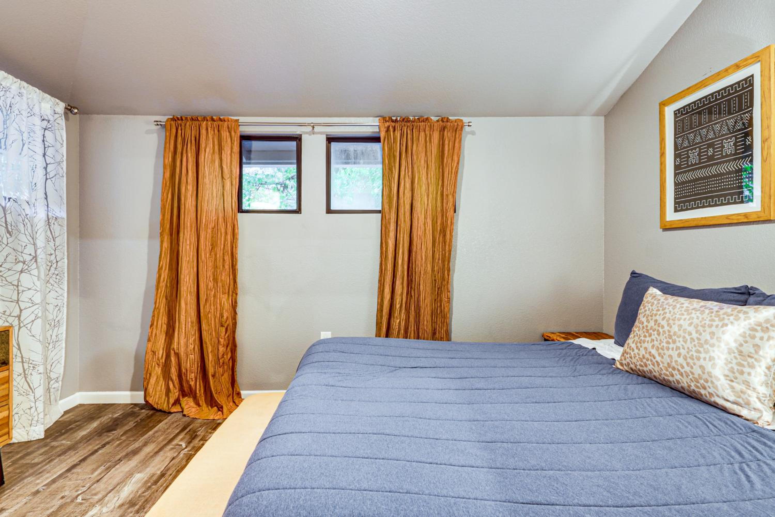 Russian River Retreat! Woodsy Guerneville Bungalow