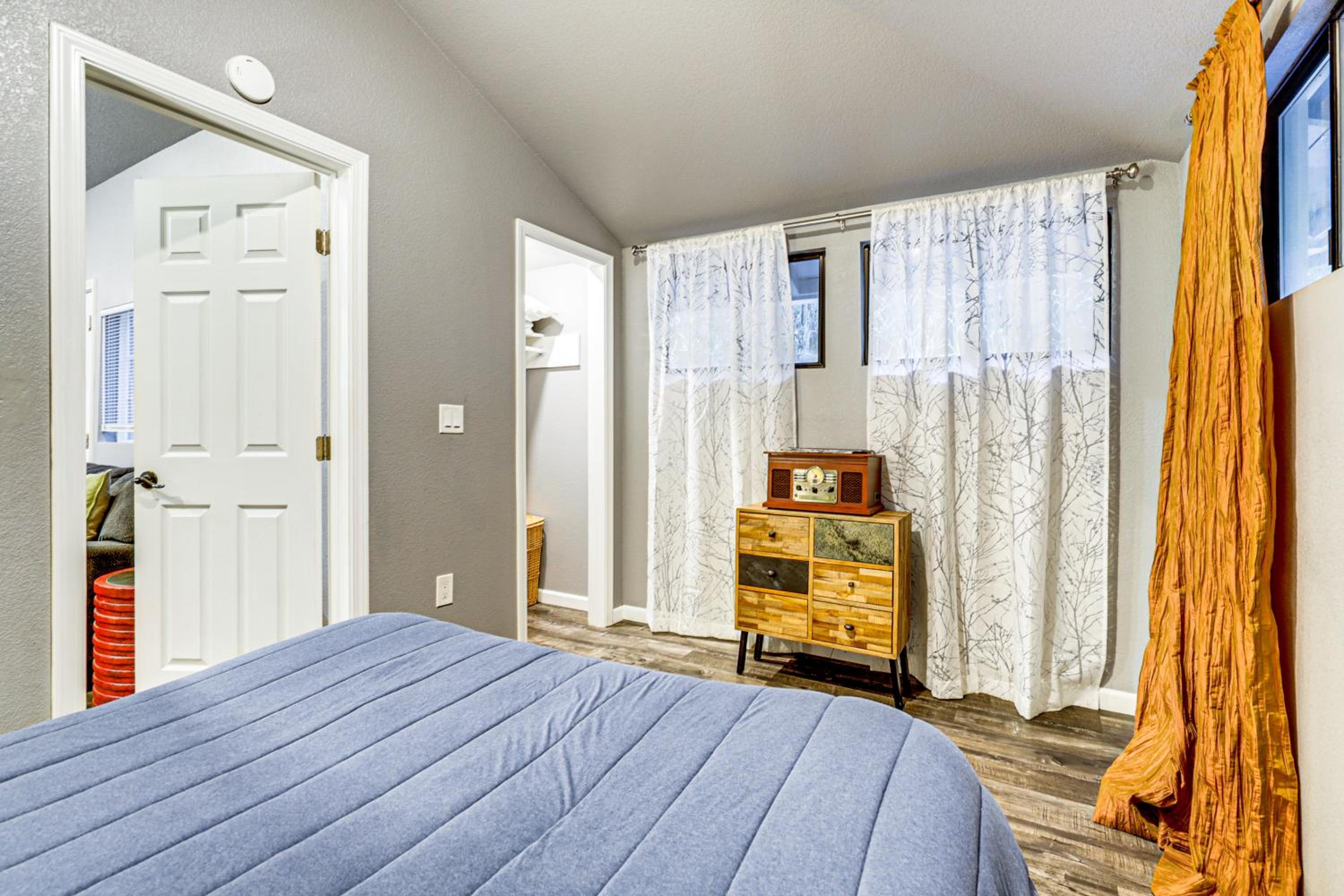 Russian River Retreat! Woodsy Guerneville Bungalow