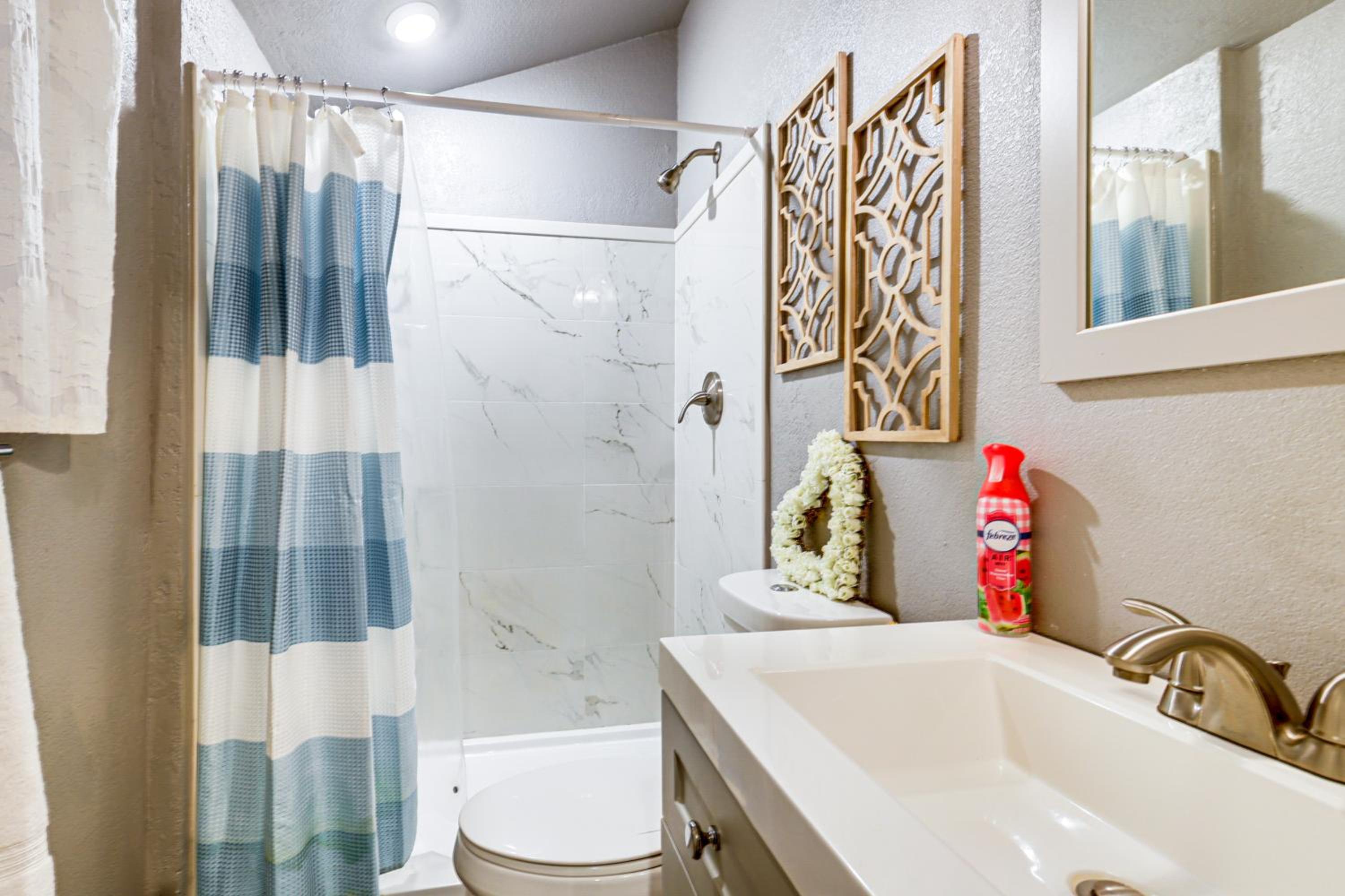 Russian River Retreat! Woodsy Guerneville Bungalow