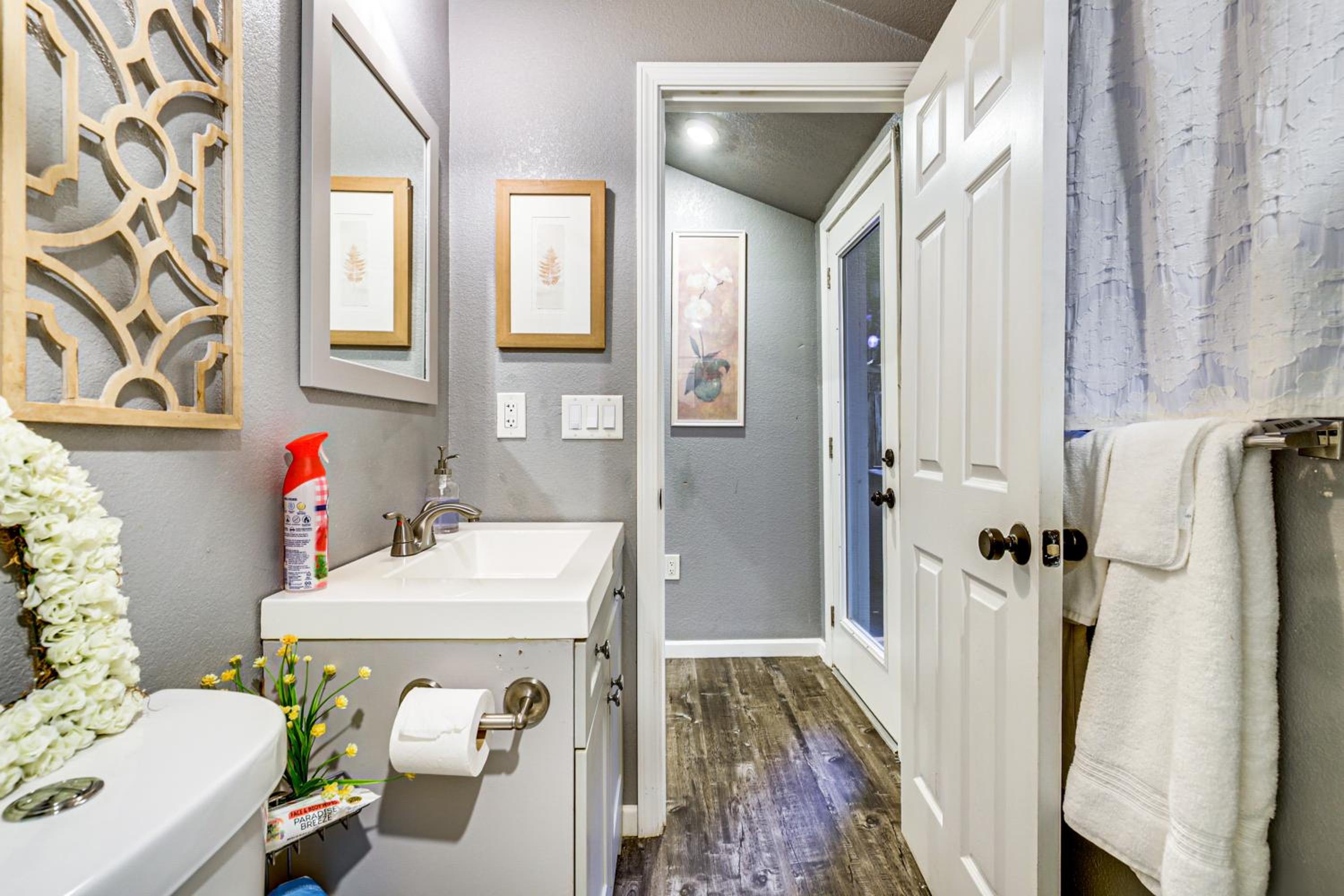 Russian River Retreat! Woodsy Guerneville Bungalow