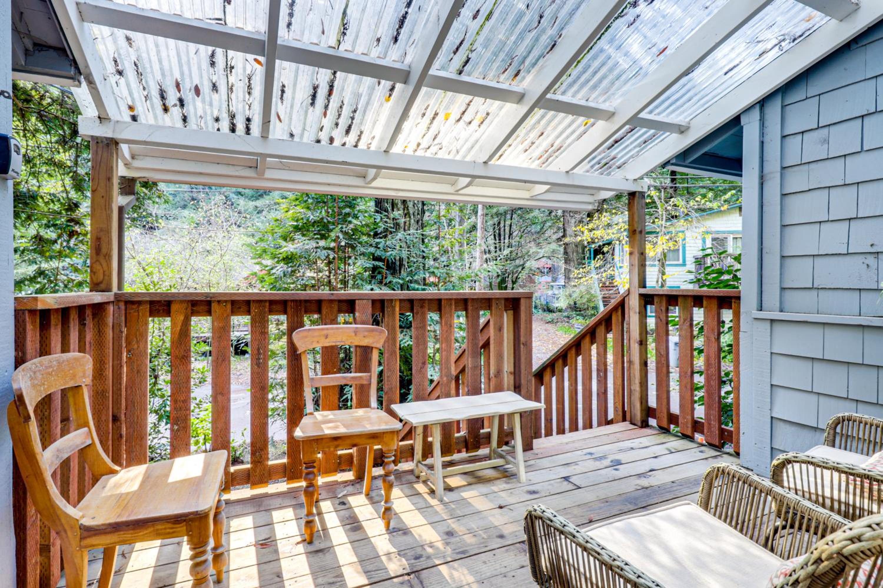 Russian River Retreat! Woodsy Guerneville Bungalow