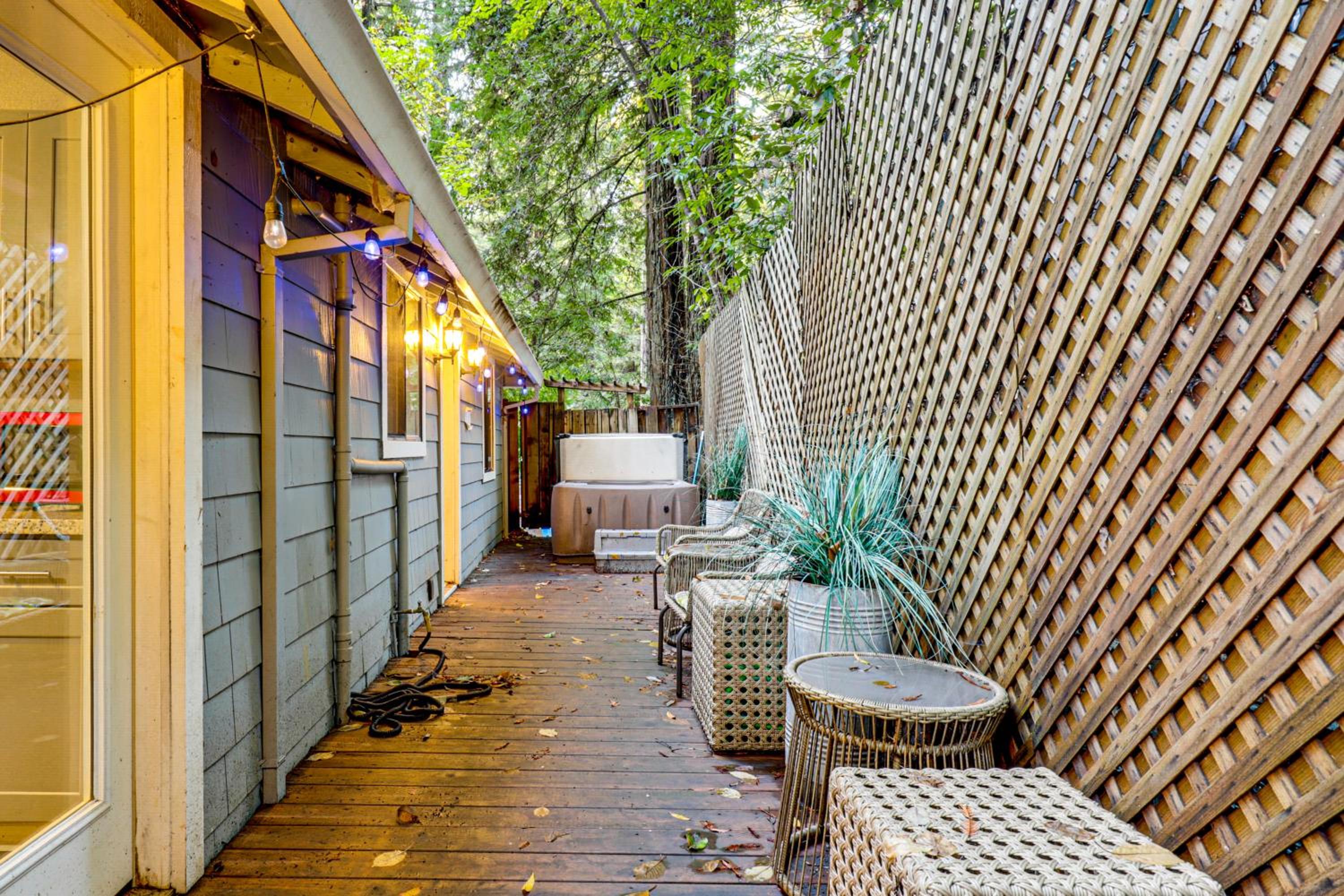 Russian River Retreat! Woodsy Guerneville Bungalow